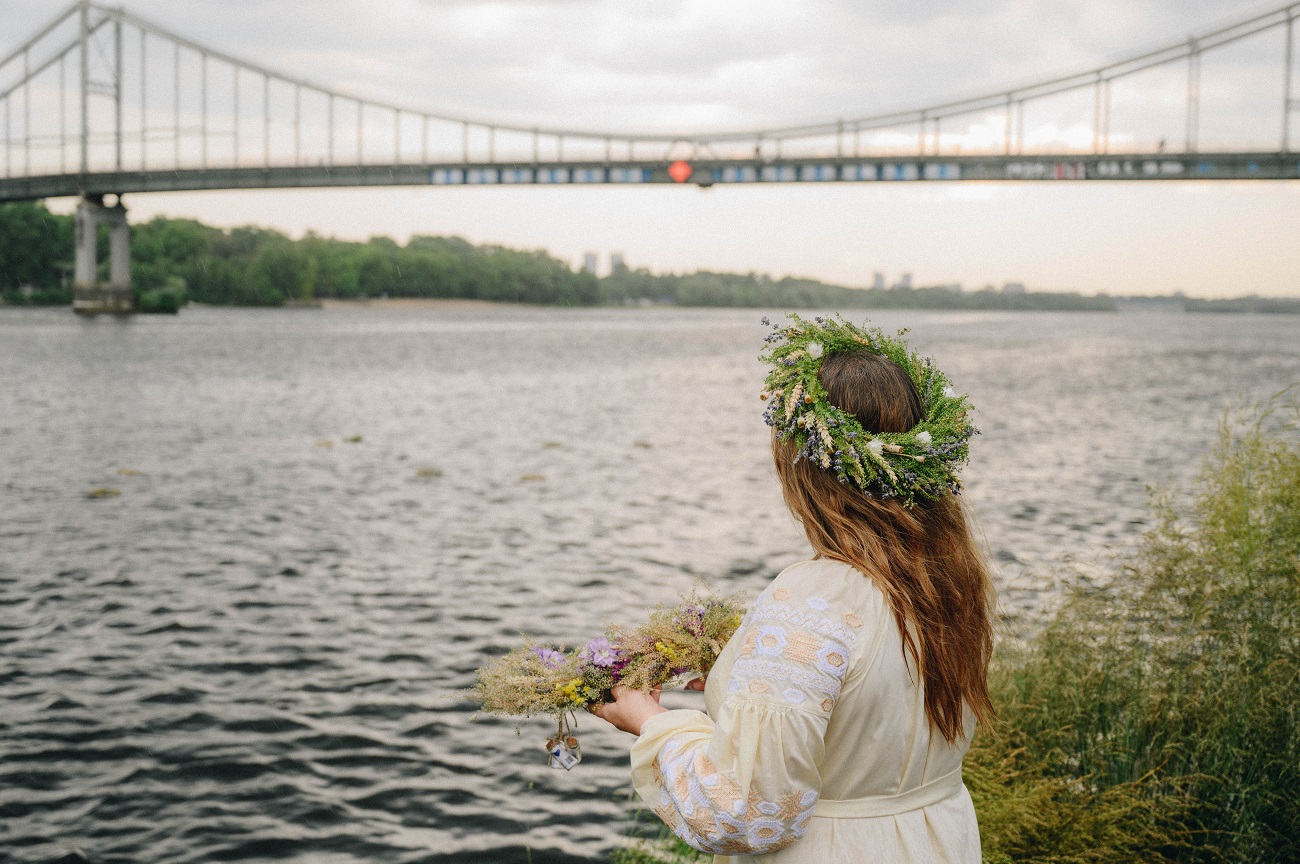 Украинцы на Купала запустили на Днепре венки с "письмами любви": фото и важные смыслы акции