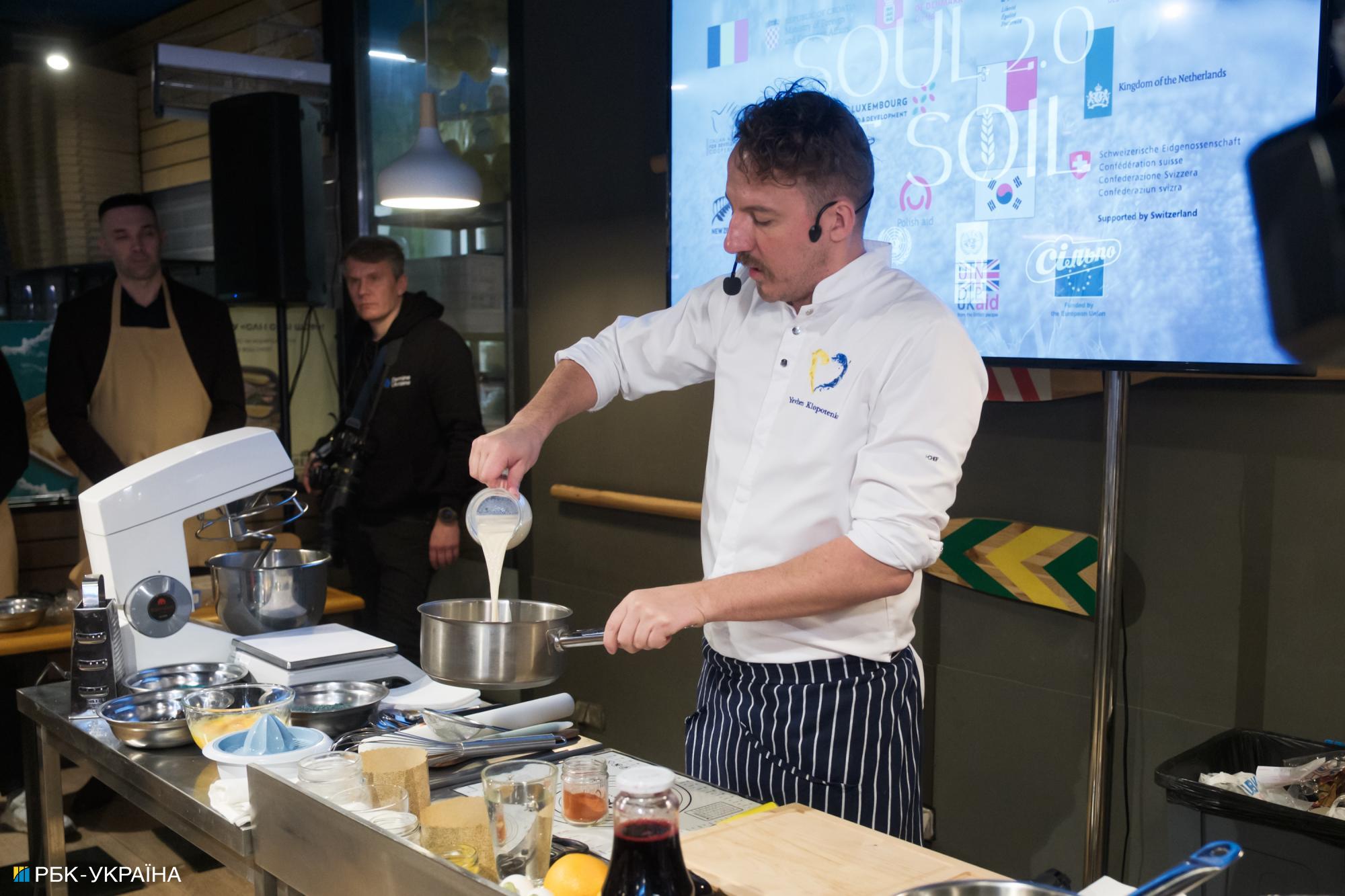 Символ відродження. У Києві спекли паски із зерна з розмінованих полів Херсонщини