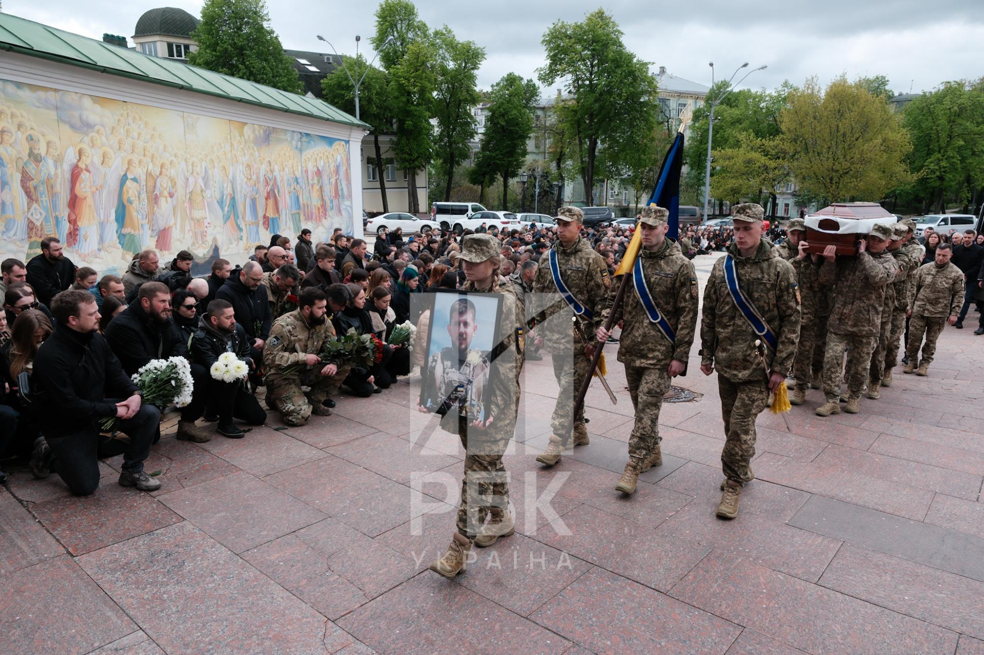 У Києві попрощались із військовим і волонтером Павлом Петриченком (фото)