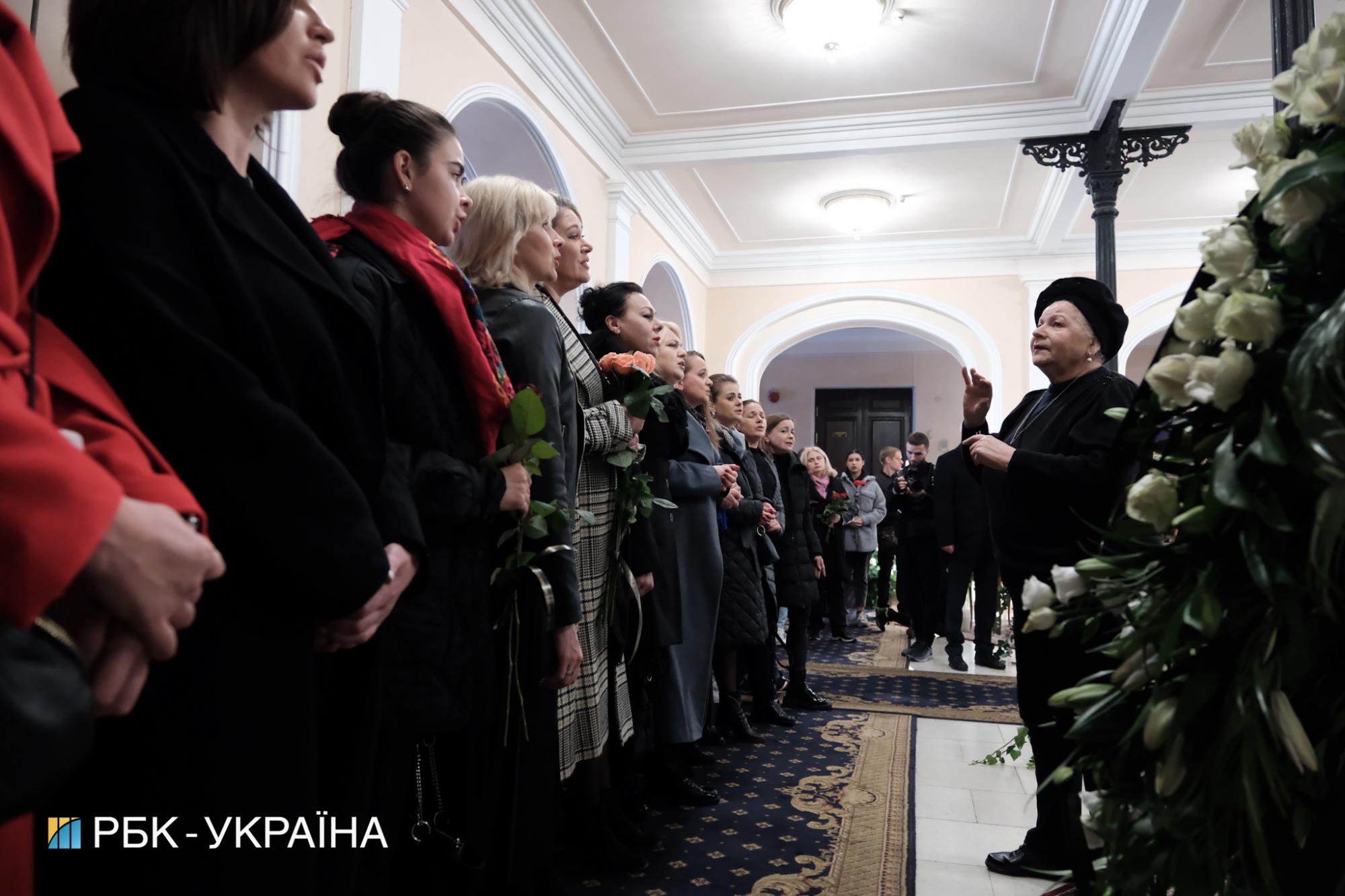 Хор, солисткой которого была Нина Матвиенко, исполнил молитву на прощании с певицей: видео пробирает до мурашек