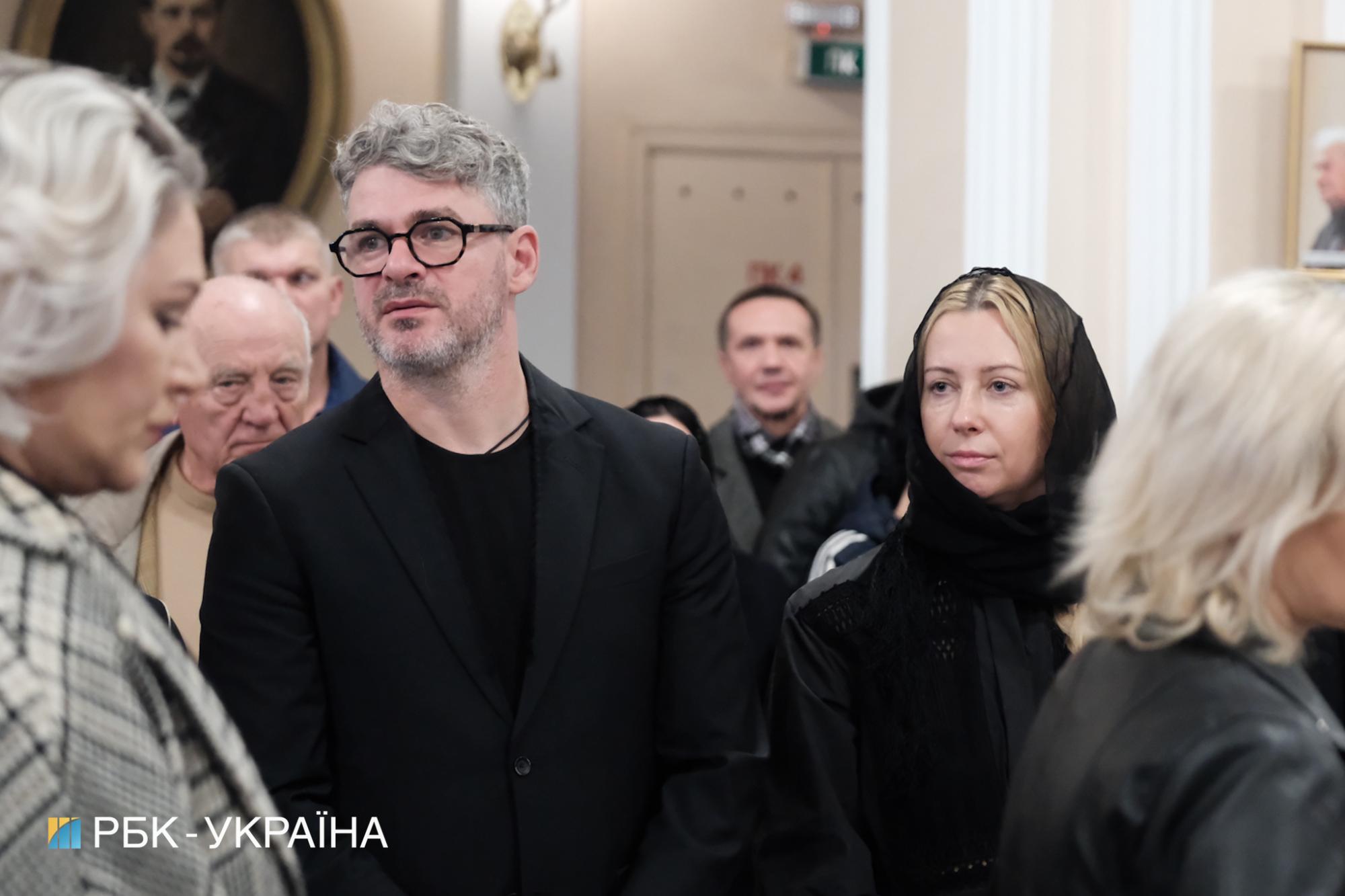 В Киеве прощаются с Ниной Матвиенко: люди выстраиваются в очередь, чтобы возложить цветы (фото)