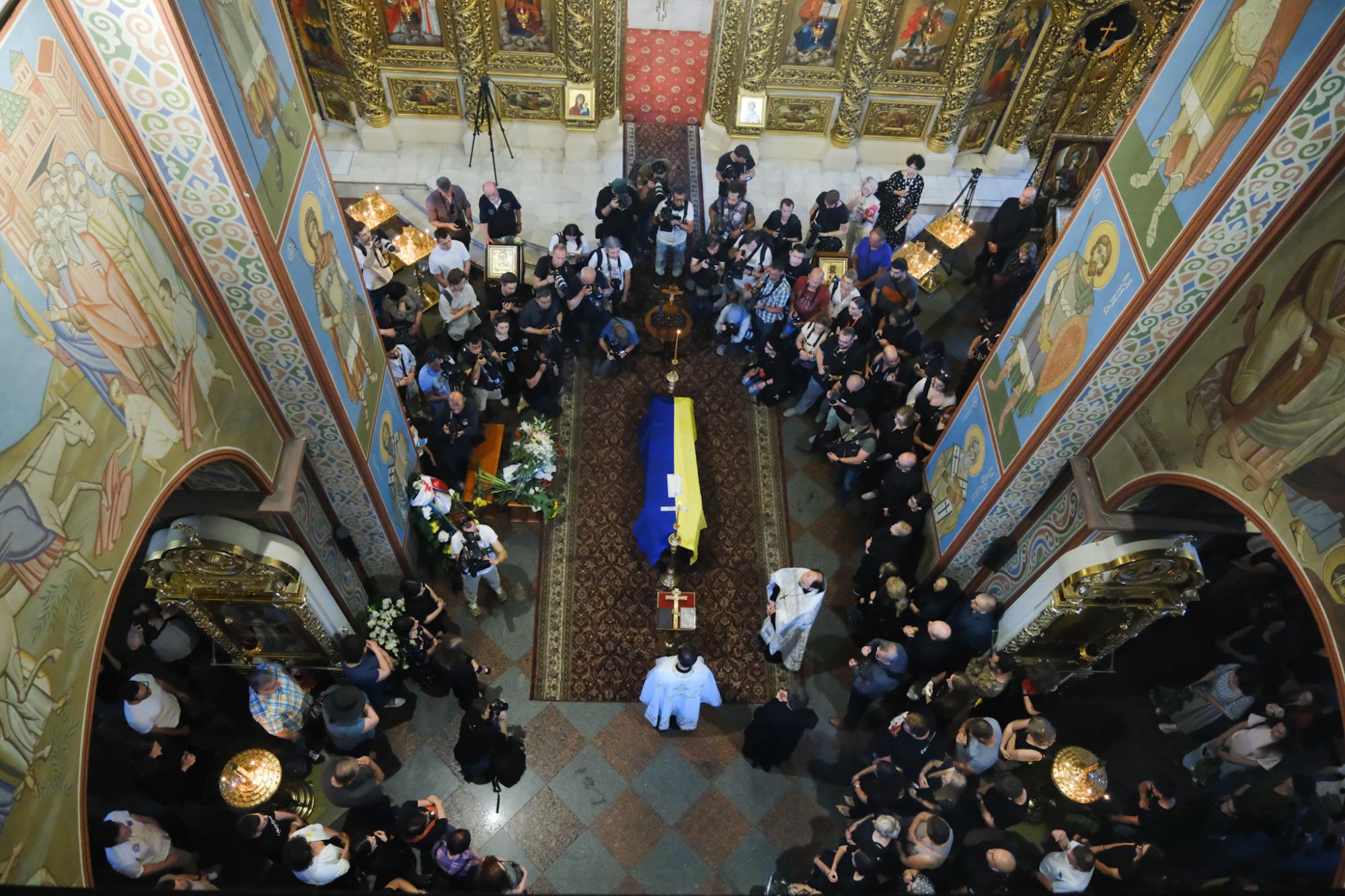 У Михайлівському соборі попрощалися з письменницею Вікторією Амеліною, яку вбили росіяни (фото)