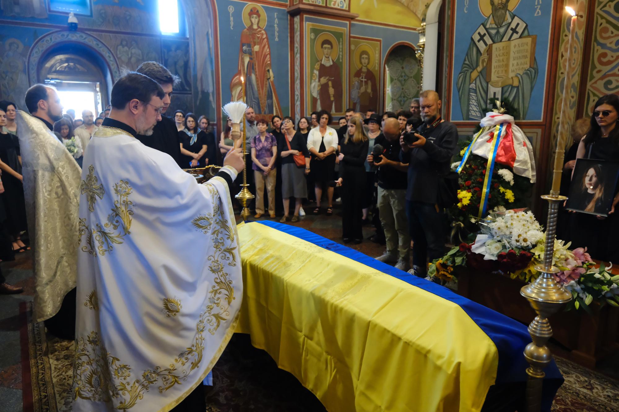 У Михайлівському соборі попрощалися з письменницею Вікторією Амеліною, яку вбили росіяни (фото)