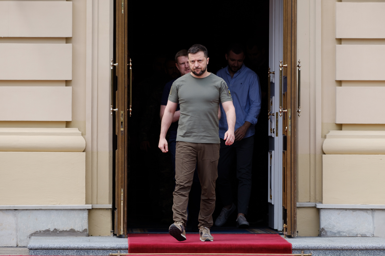 От делового шика до милитари. Эволюция стиля Зеленского: взгляд спустя годы