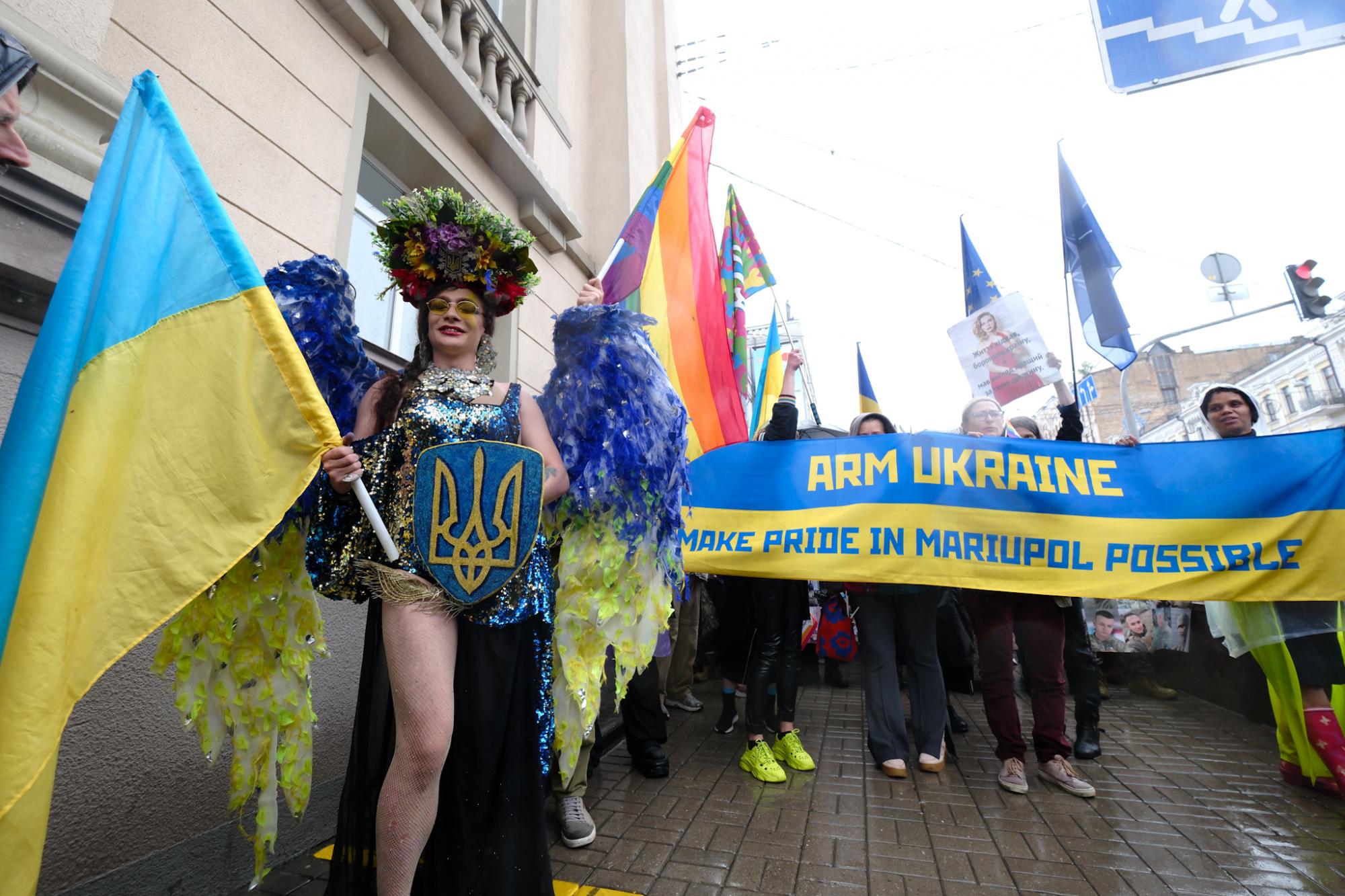 "Гомофобия - это Россия". Как проходил ЛГБТ-прайд в Киеве