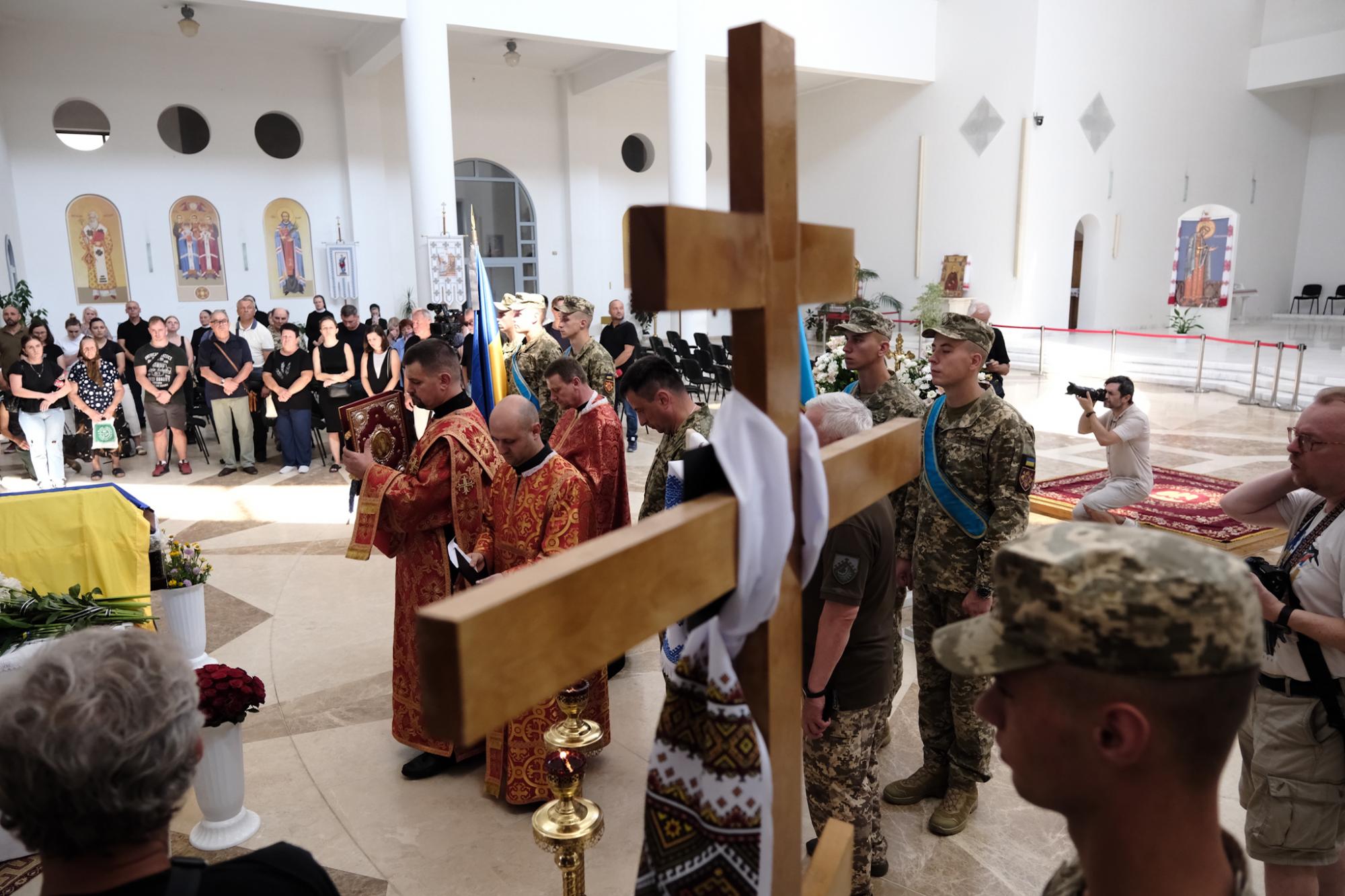 Біль і сльози... У Києві попрощалися з &quot;Джусом&quot; - легендарним пілотом, який жив небом (фото)