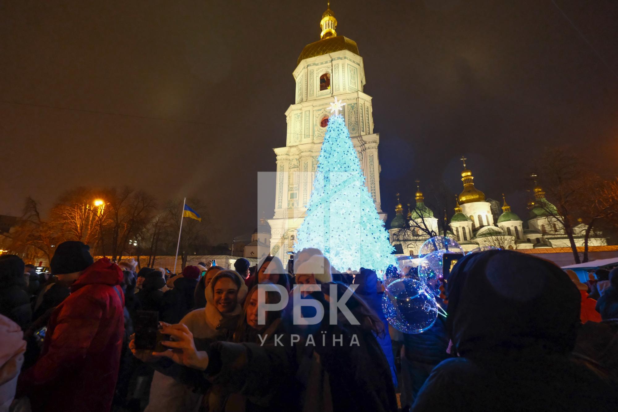 У Києві офіційно відкрили головну святкову ялинку країни: як вона виглядає (фото, відео)