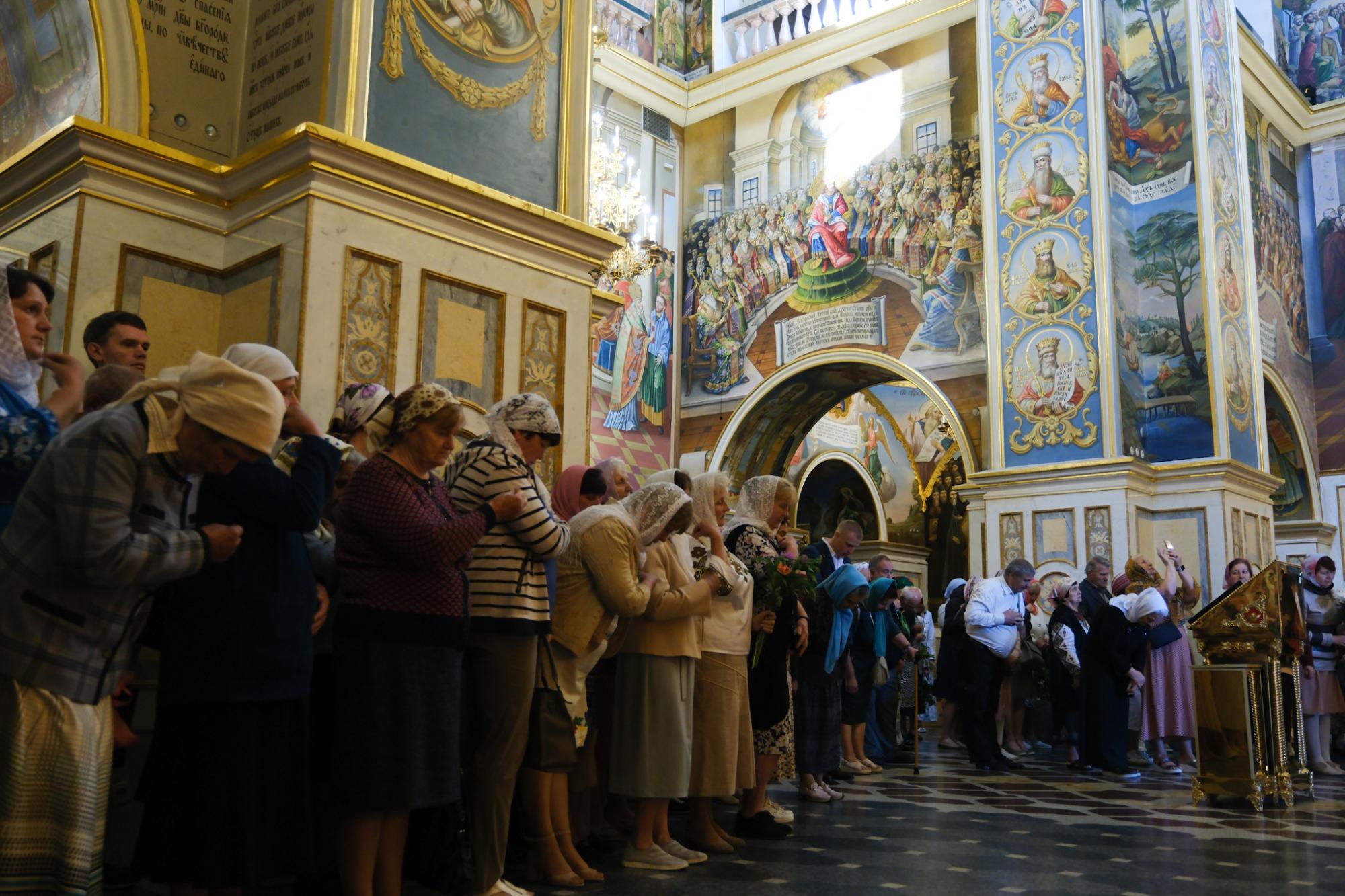 День Святої Трійці в Успенському соборі Лаври на яскравих фото
