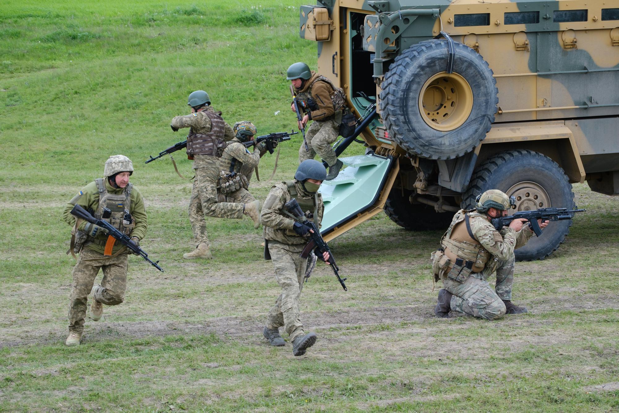 Швидкість, точність, сила: майстерність українських морпіхів на яскравих фото