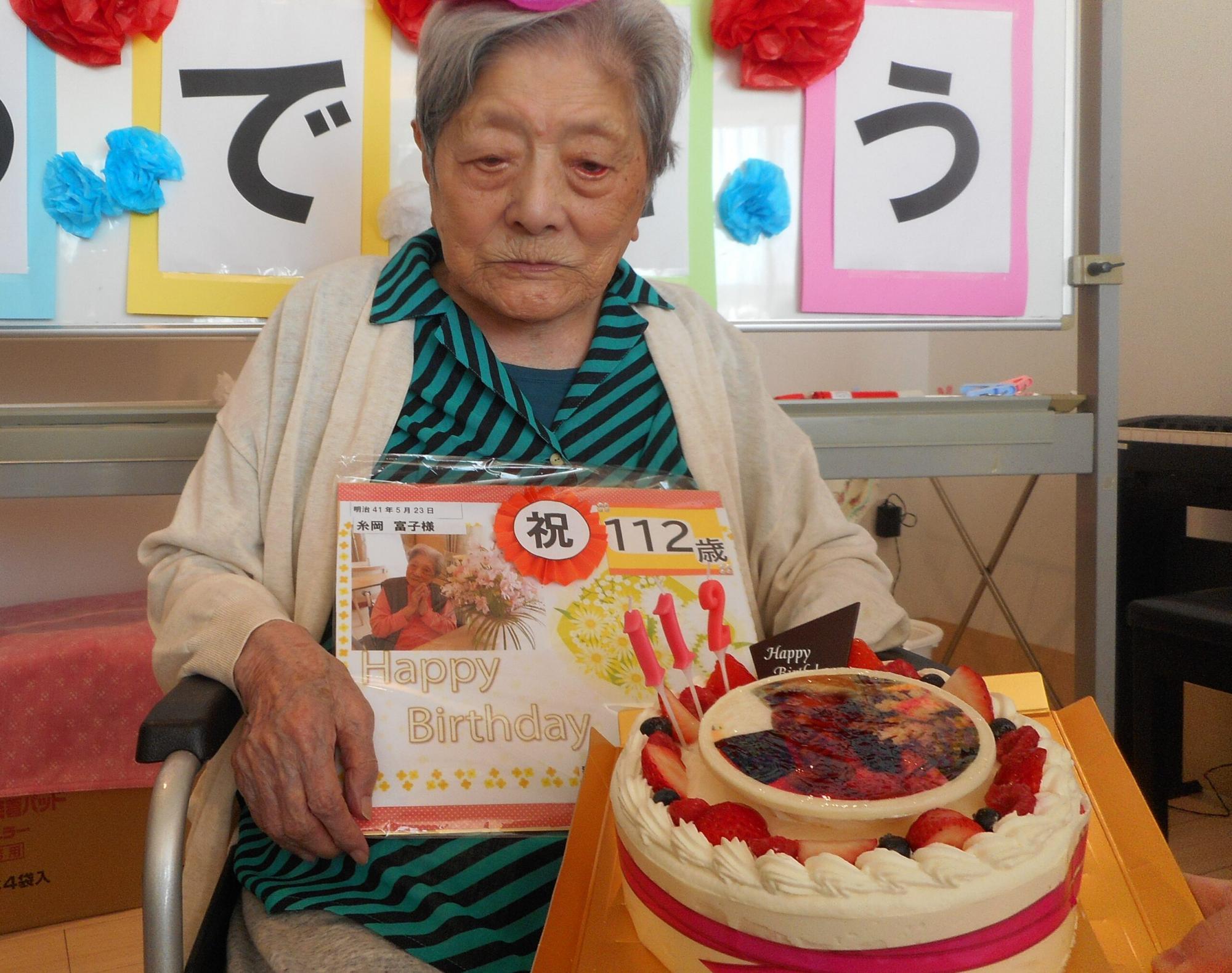 Ходит без палочки и пережила три войны: что известно о новом старейшем человеке в мире