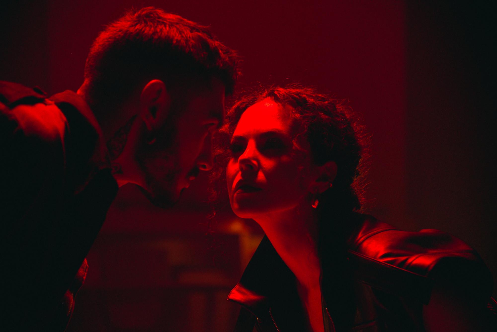 Разрыв отношений и очищение от прошлого. Настя Каменских и Ostrovskyi объясняют символизм клипа "Гріхи"