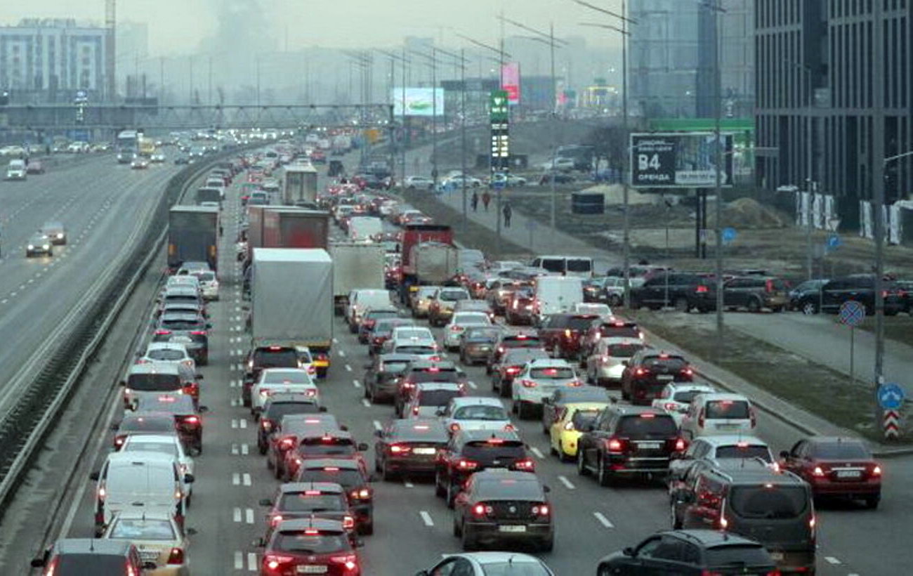 Как безопасно передвигаться на автомобиле при массовой эвакуации