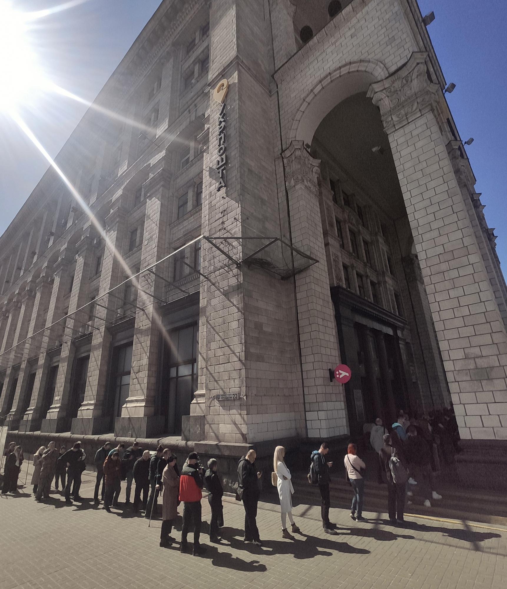 Марка с кораблем от Укрпочты бьет все рекорды: очередь больше, чем за iPhone