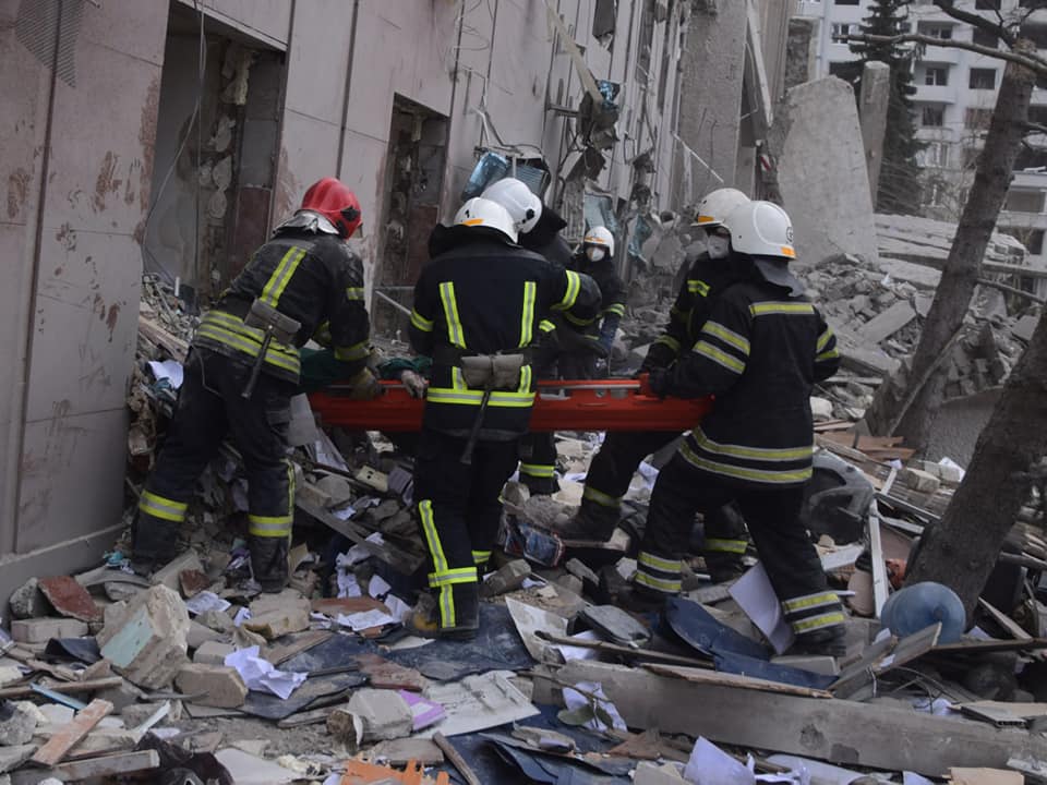 В разбомбленной Николаевской ОГА чудом уцелел украинский флаг: знаковое фото