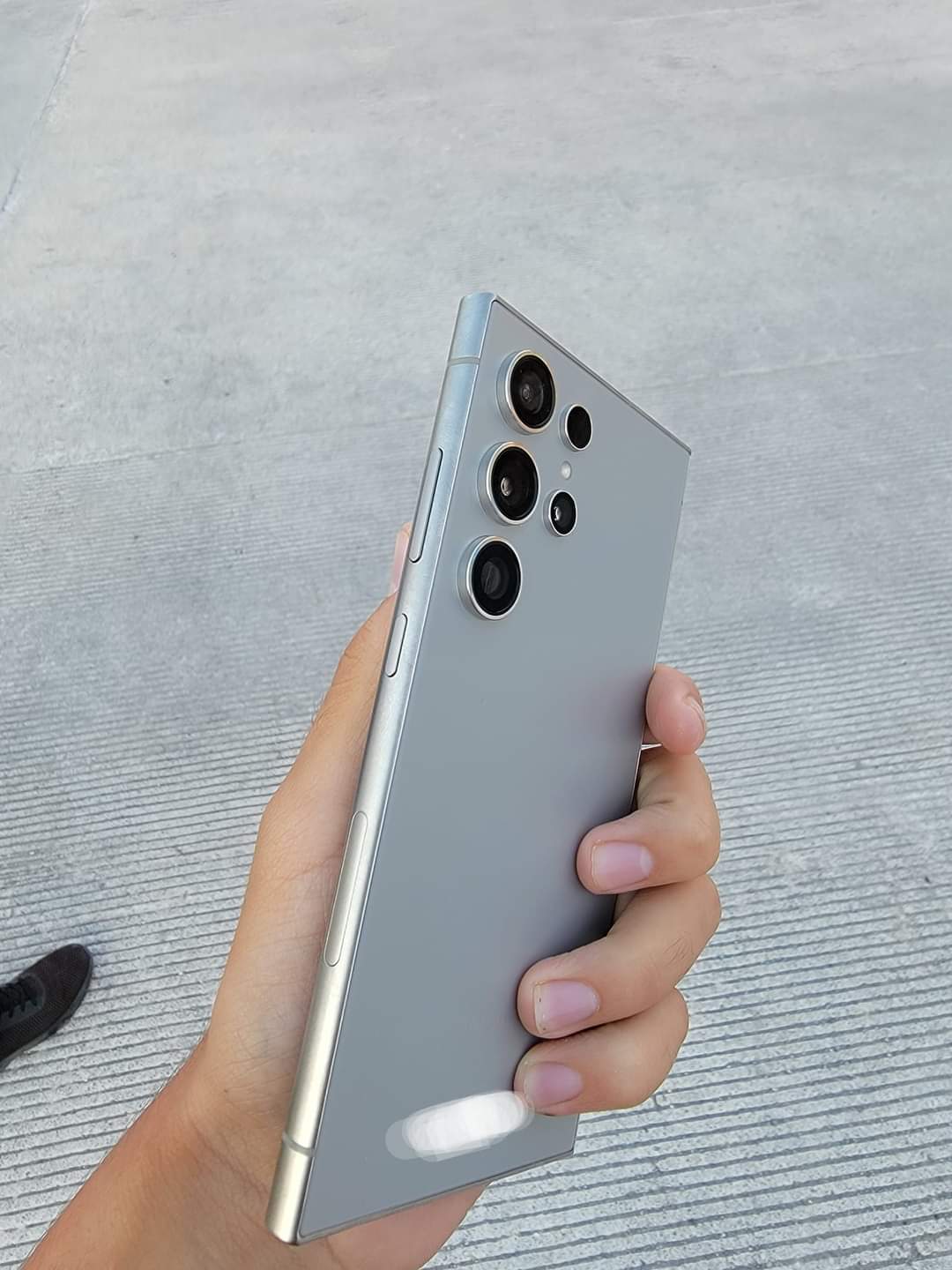 Samsung Galaxy S24 Ultra впервые "засветился" на живых фото