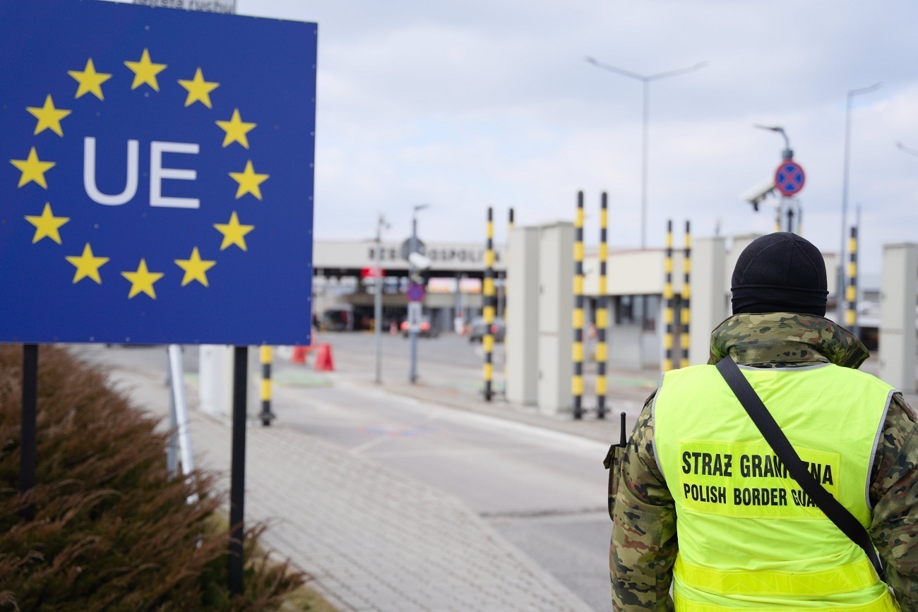 Украинским беженцам могут упростить получение карты резидента ЕС: детали