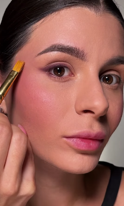 Як зробити трендовий макіяж у кольорі бургунді: блогерка розкрила секрети (відео)