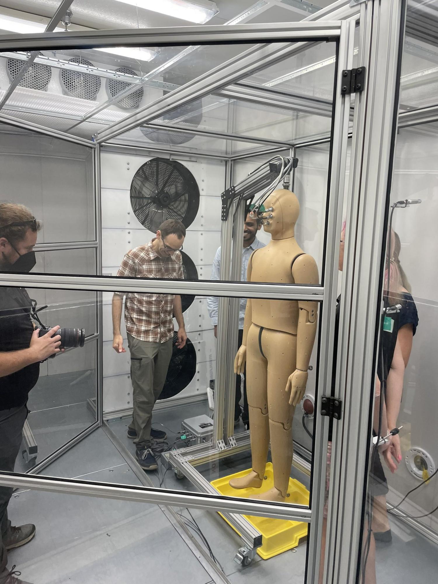 Ученые создали первого в мире робота, который дышит, потеет и дрожит. Вот как он выглядит