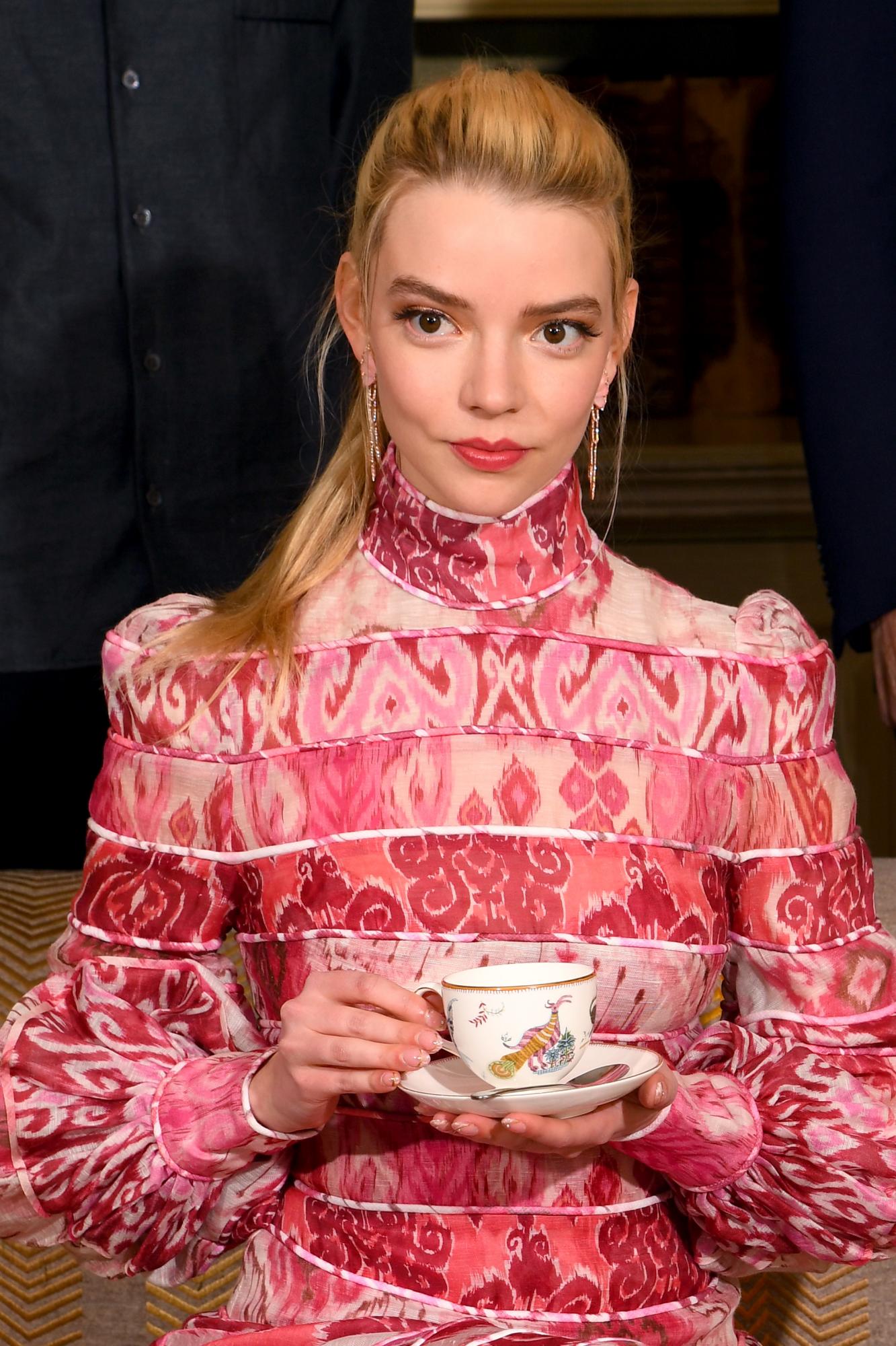 Выходы королевы: самые блистательные образы Ани Тейлор-Джой на красной дорожке