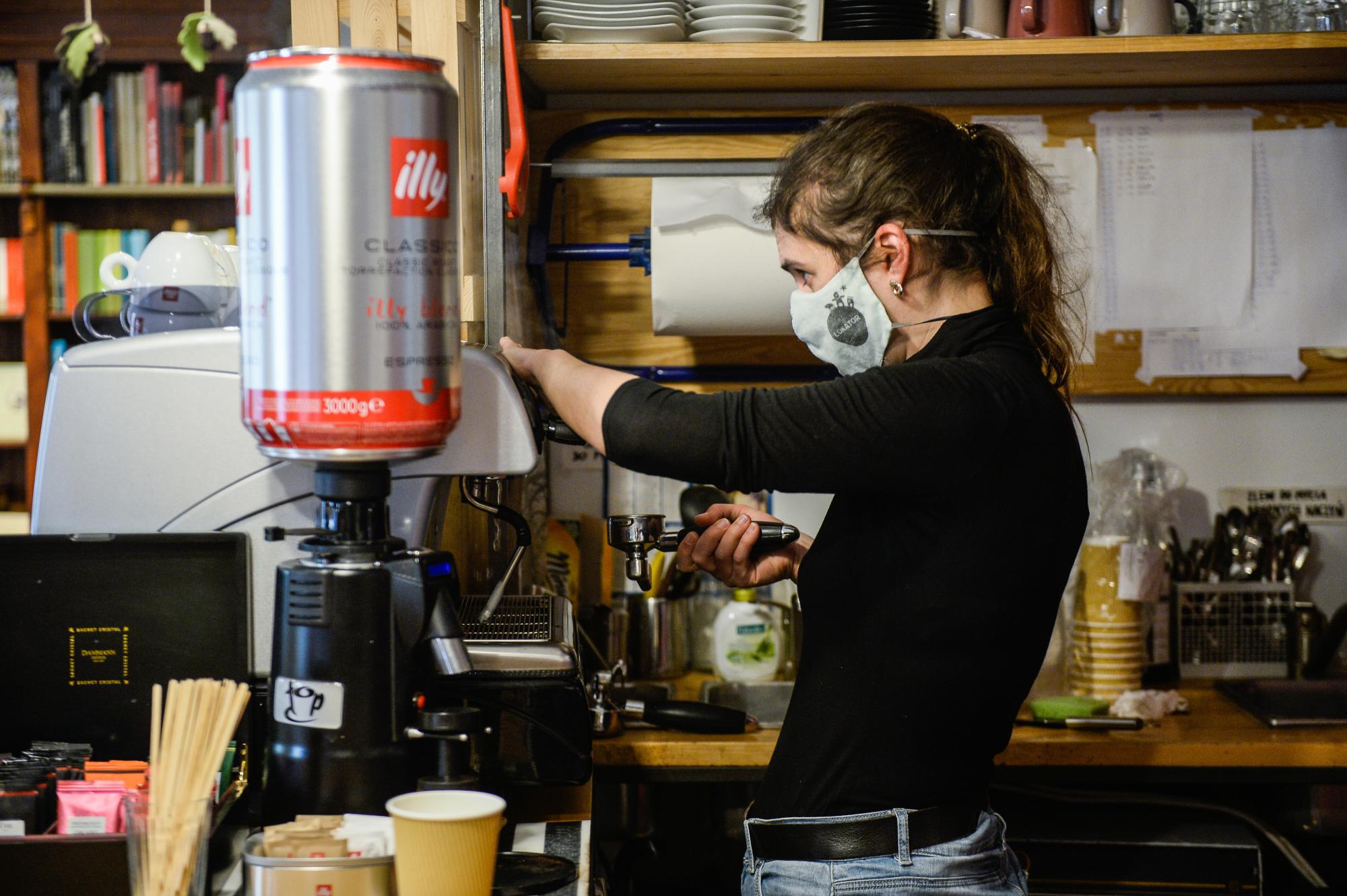 Виплати і статус. Що треба зробити українцям у Польщі до кінця квітня