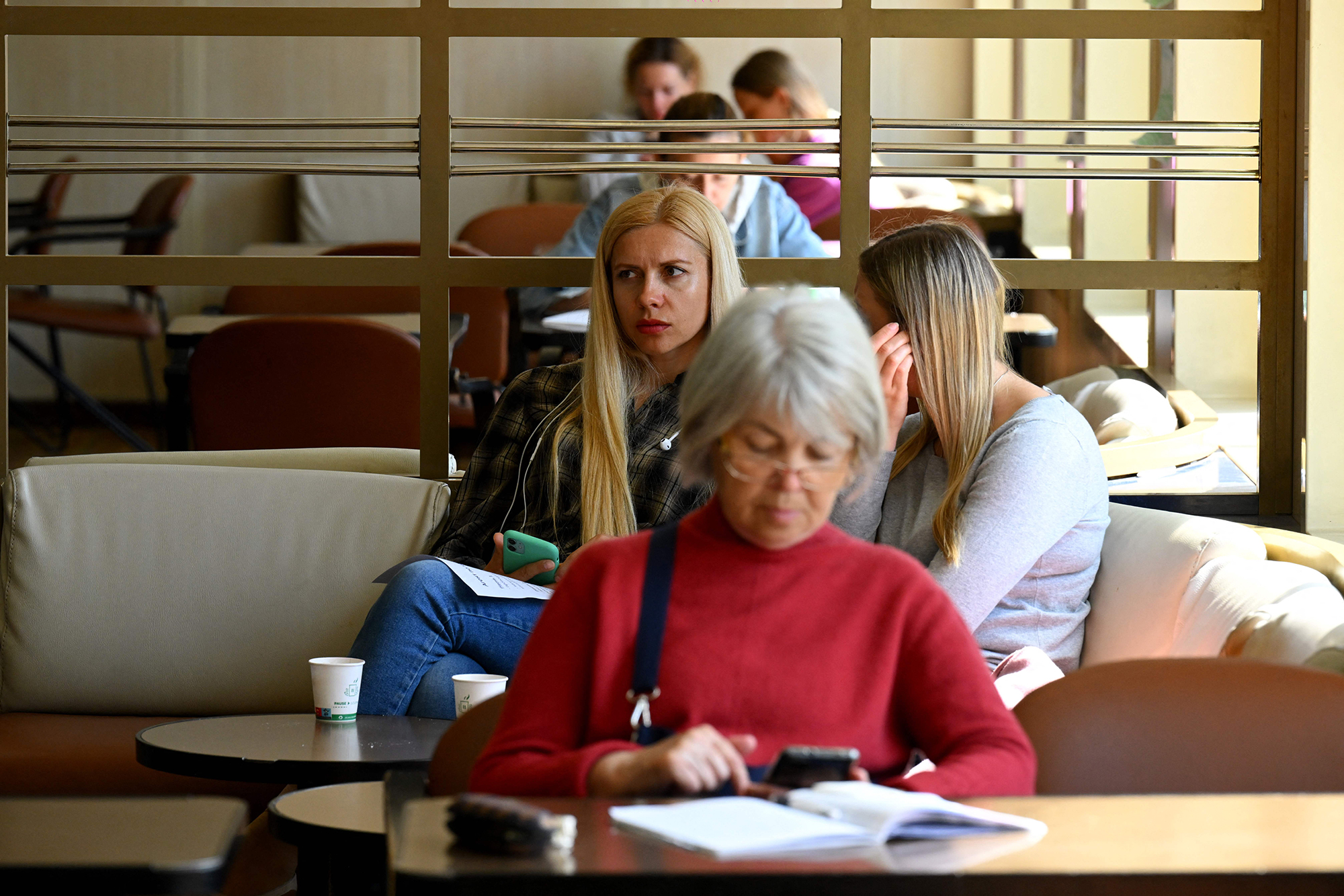 "Повезло, что осталась работа в Украине". Какие выплаты получают беженцы во Франции