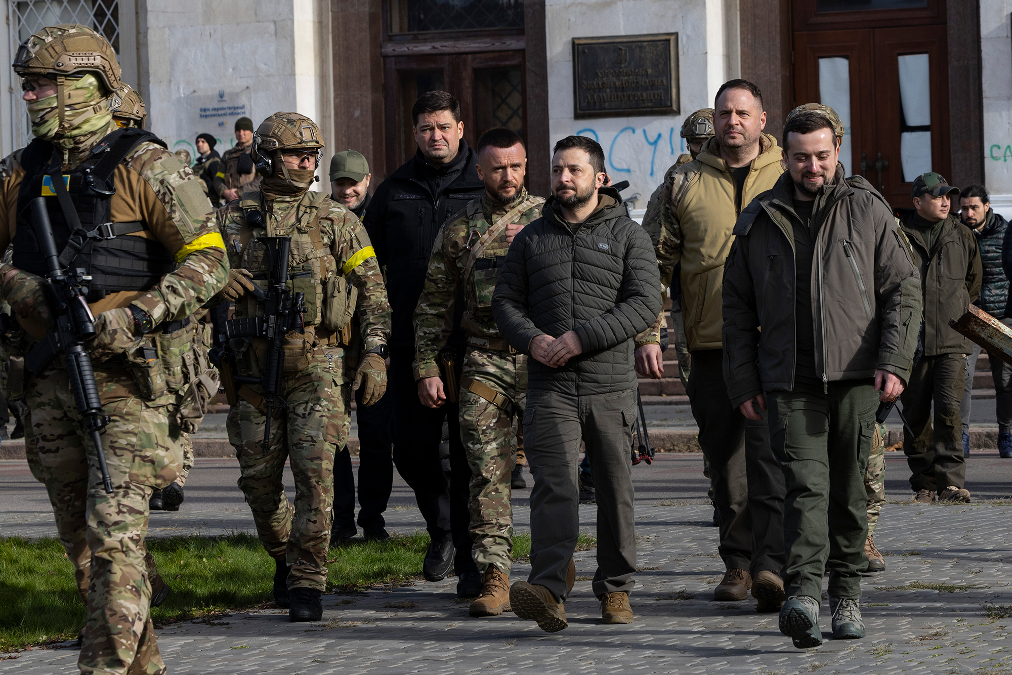 Війна все не спише. Чому Зеленський звільняє чиновників та забороняє їм їздити за кордон