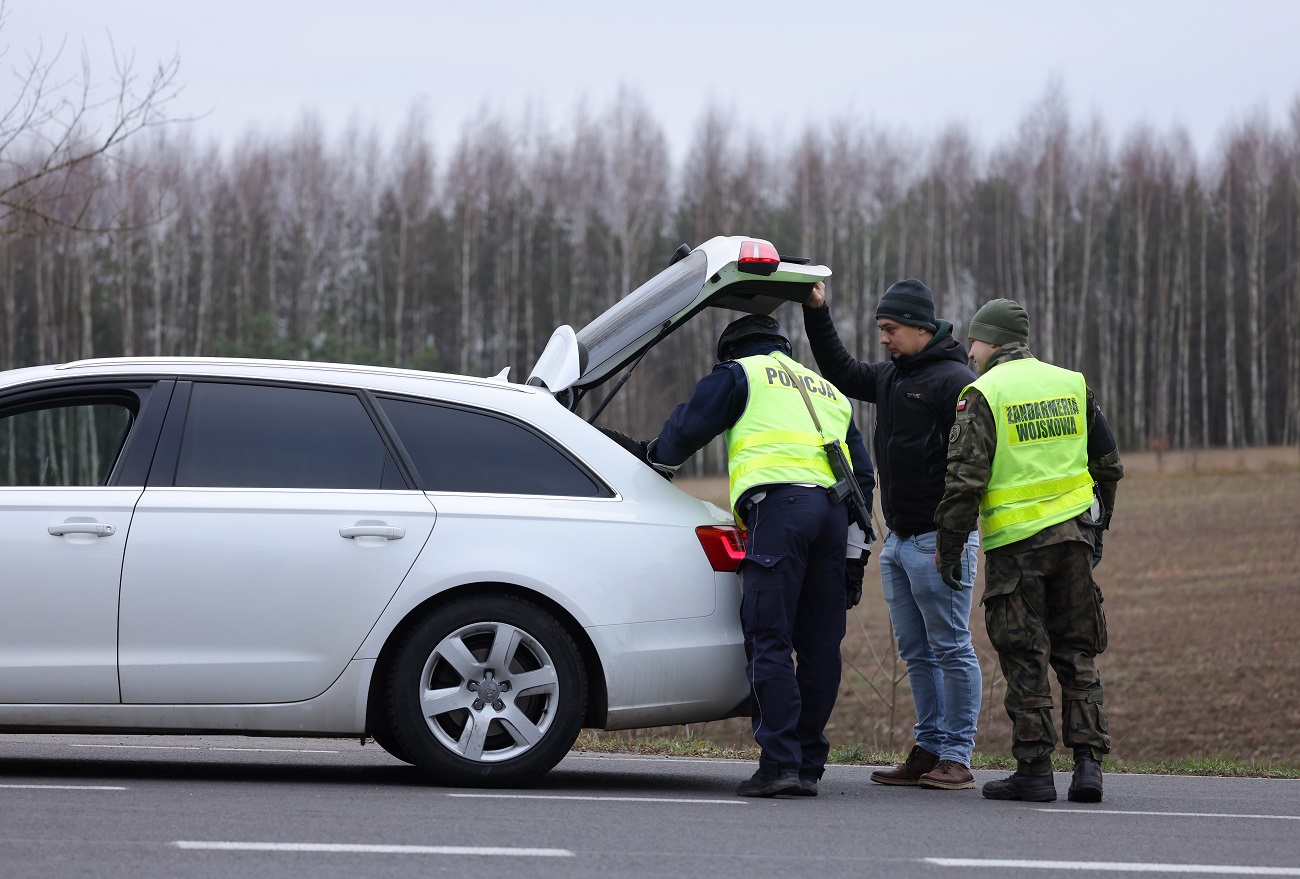 Легальний спосіб. Кого з чоловіків випускають за кордон по базі "Шлях" та як це працює
