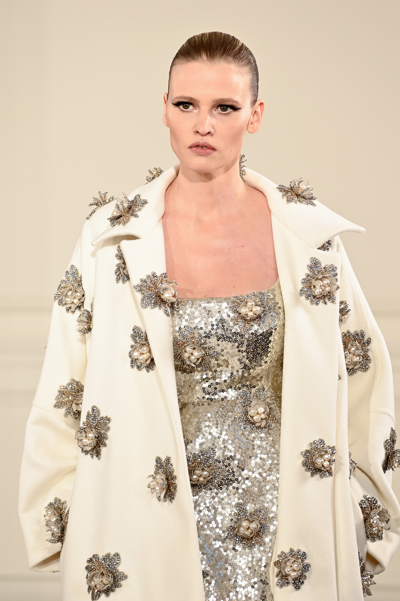 Сказочная роскошь, минимализм и многослойность: самые яркие образы кутюрной коллекции Valentino