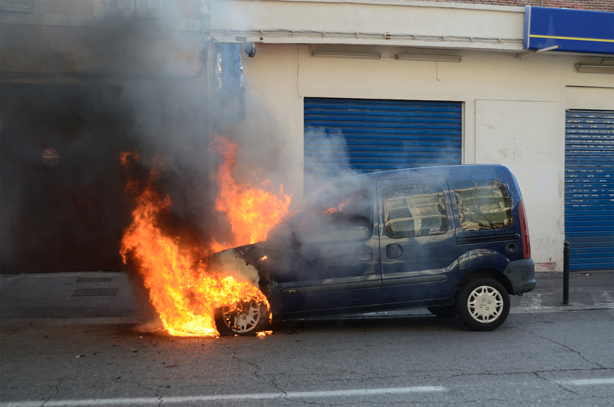 Что делать, когда видишь, как горит автомобиль: несколько важных советов