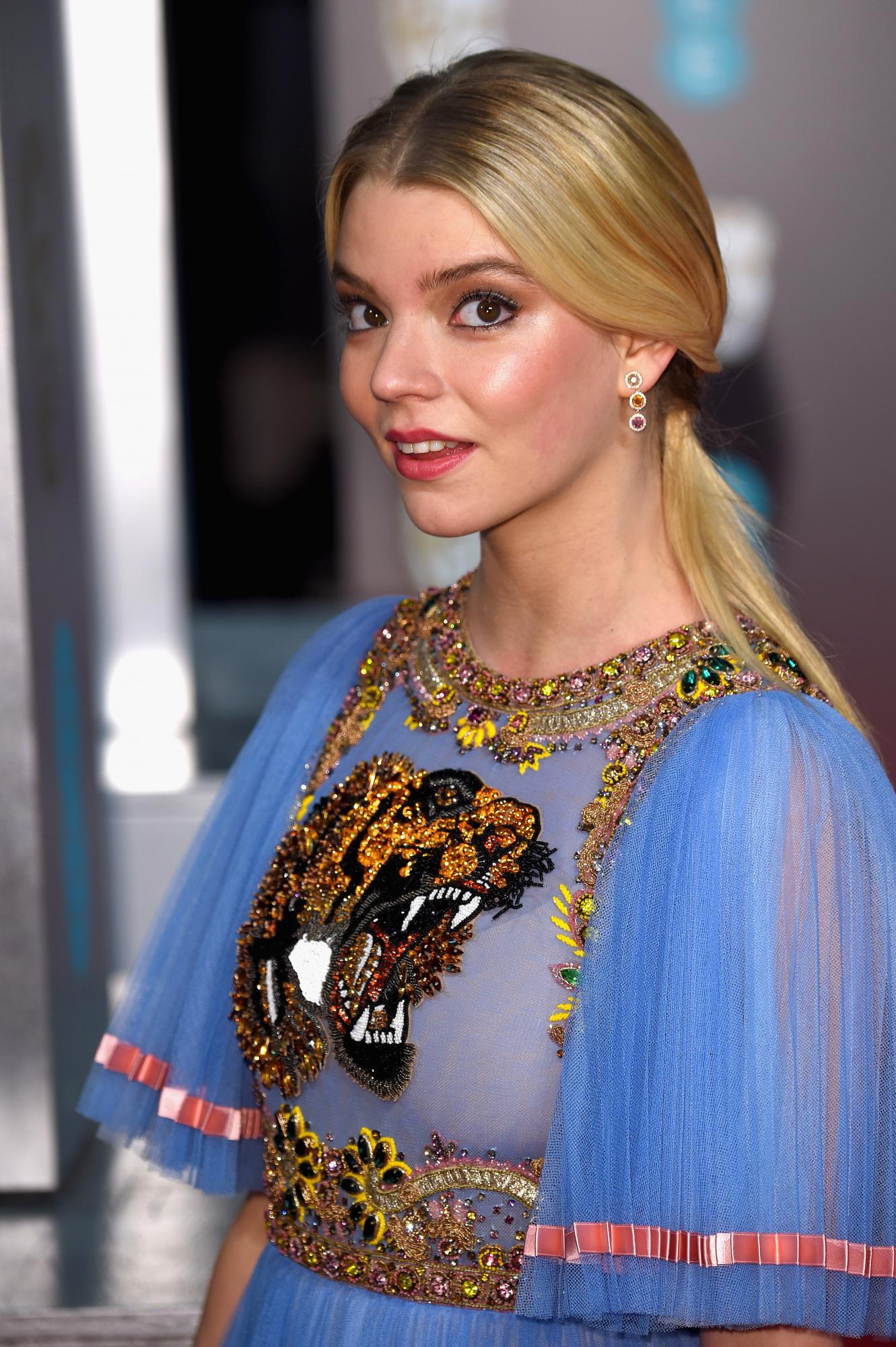 Выходы королевы: самые блистательные образы Ани Тейлор-Джой на красной дорожке