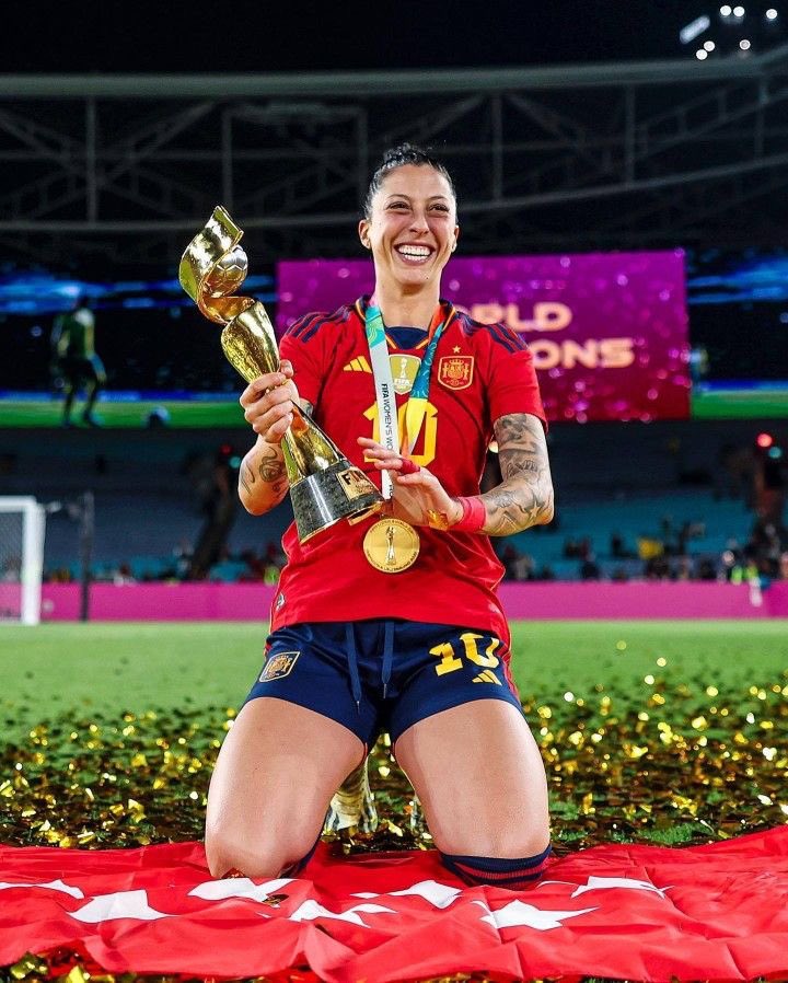 Сделал из чемпионки жертву: суд наказал экс-главу испанской федерации футбола за поцелуй