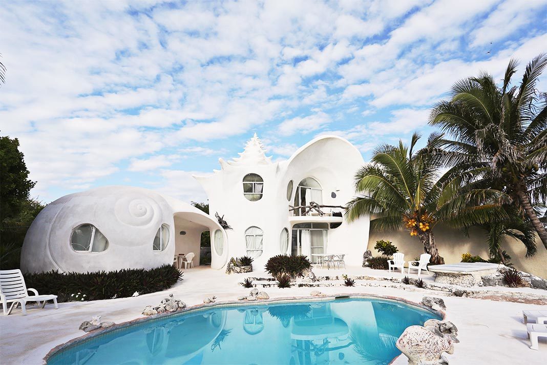 Будинок-мушля і ферма з привидами: незвичайні будинки для оренди по всьому світу