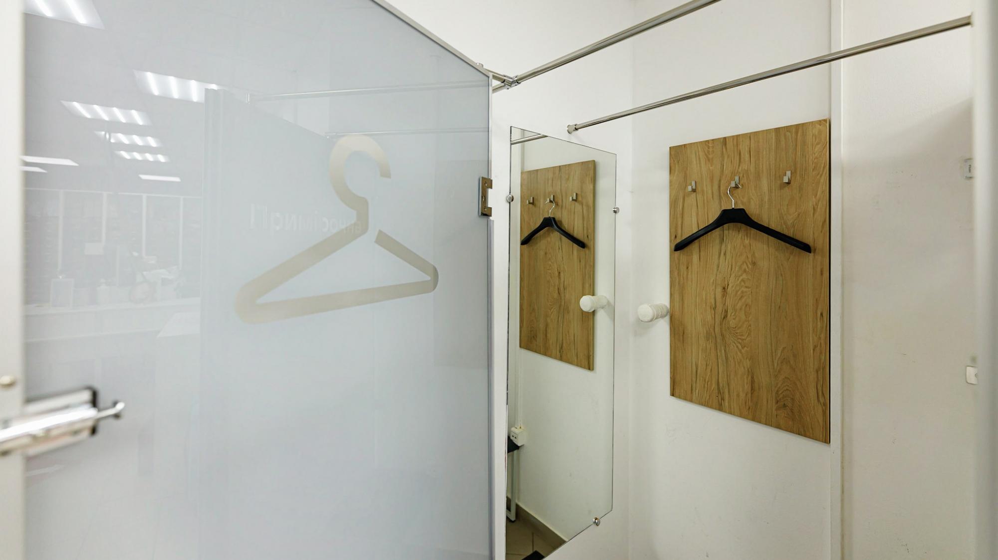 "Нова пошта" уже встановлює примірочні у відділеннях: як це виглядає (фото)