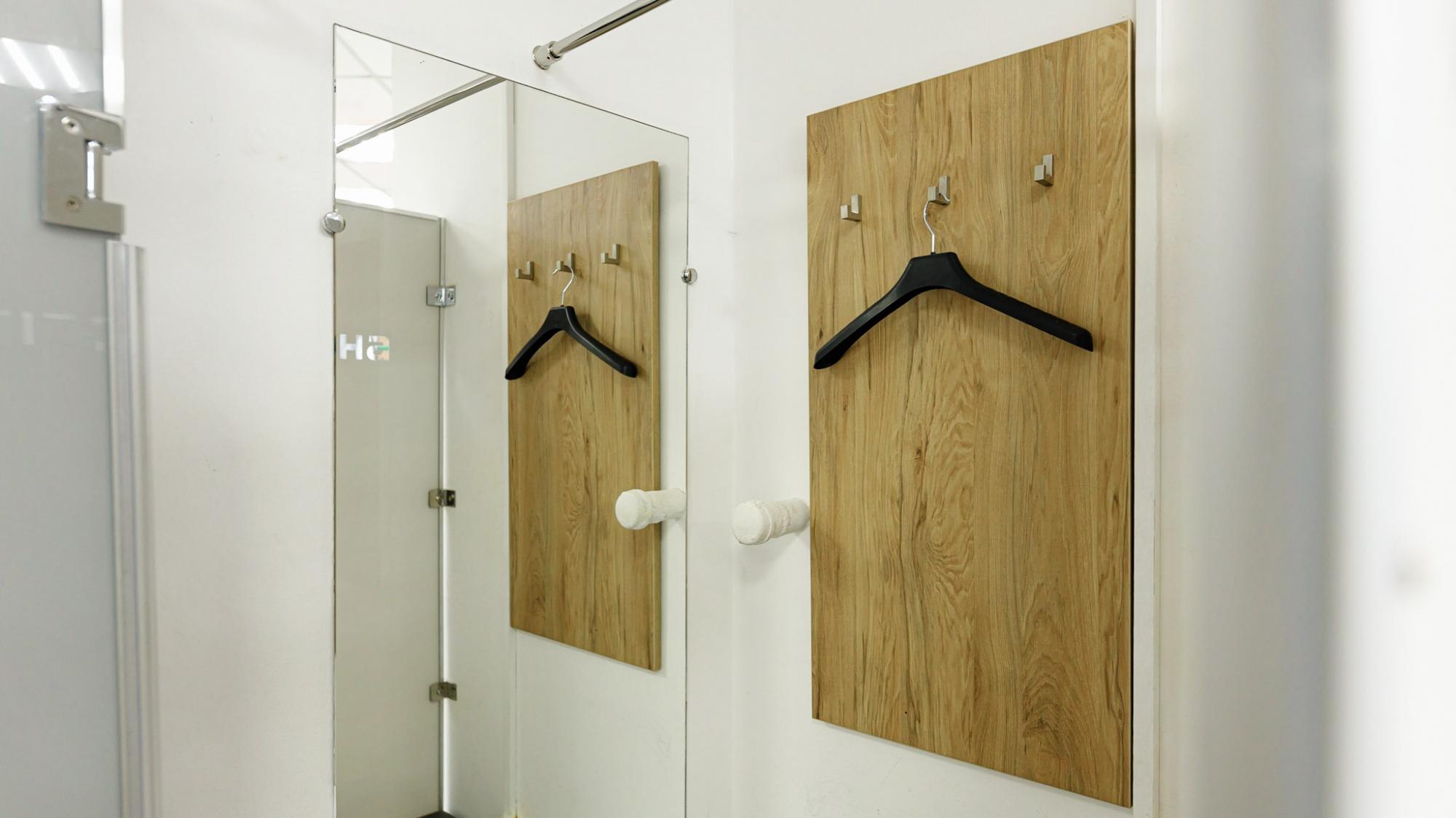 "Нова пошта" уже встановлює примірочні у відділеннях: як це виглядає (фото)