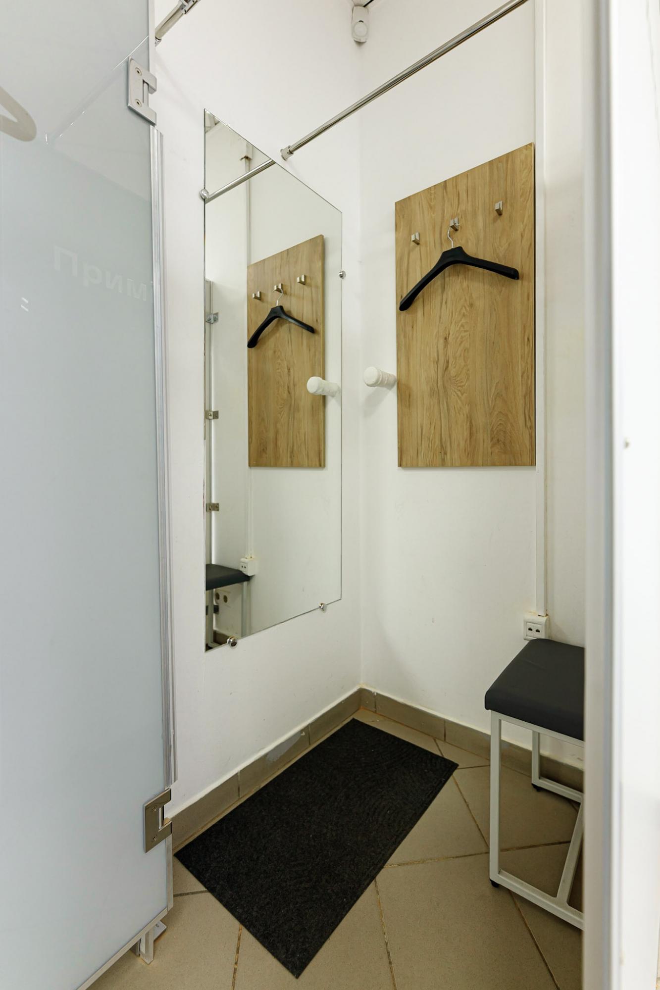 "Нова пошта" уже встановлює примірочні у відділеннях: як це виглядає (фото)