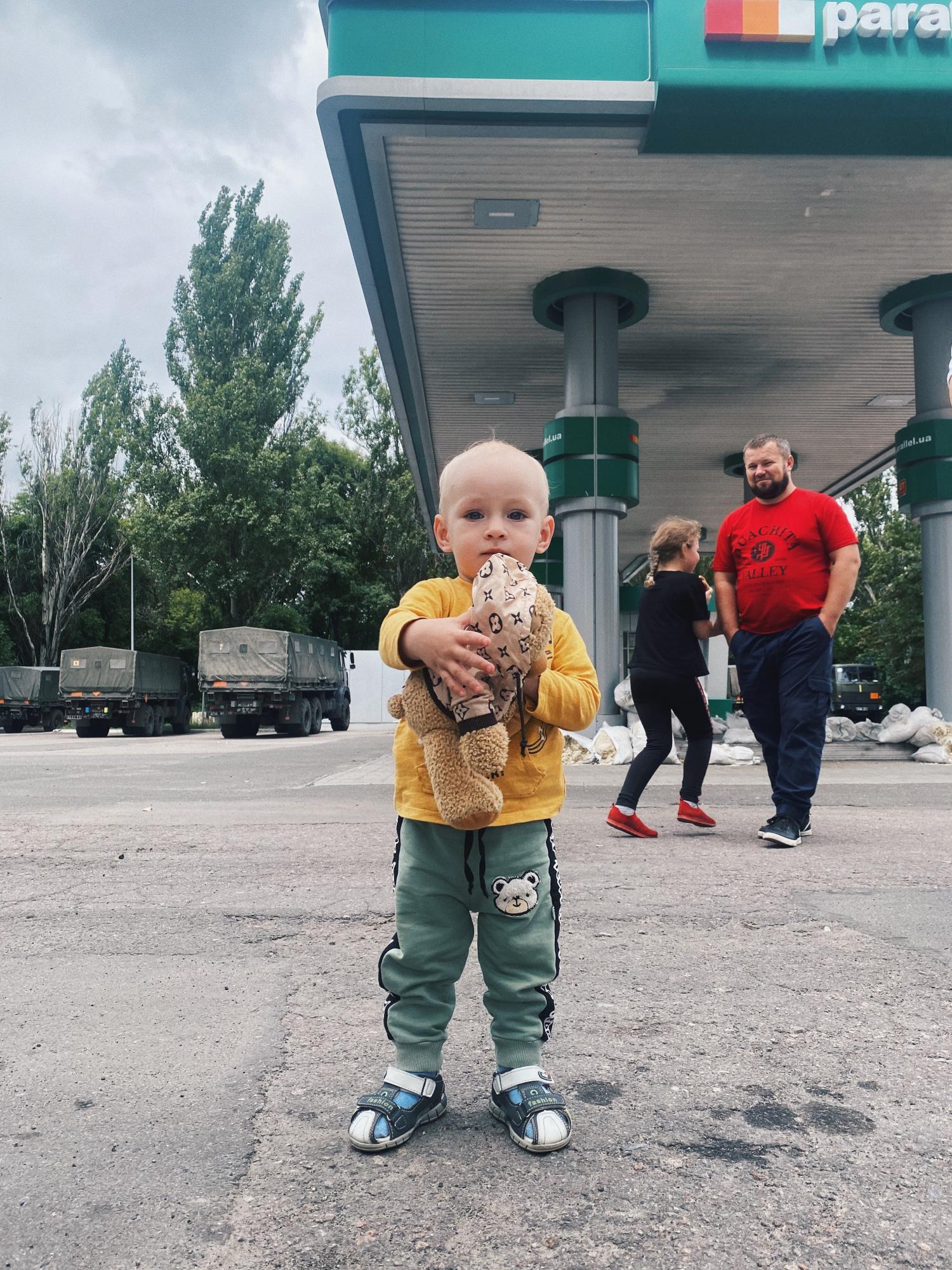 "Своїм прикладом хочу показати, як можна допомагати": як український музикант евакуює людей із лінії фронту (фото)