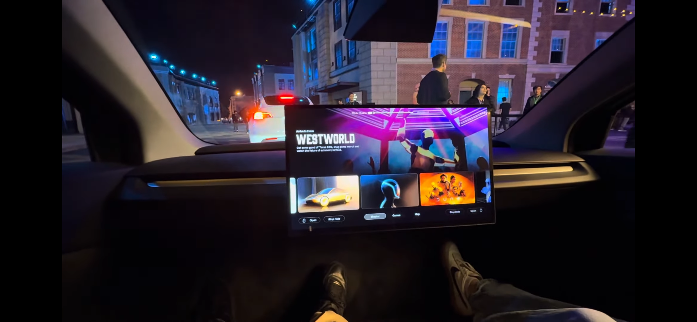 Ілон Маск презентував роботаксі Tesla: як виглядає зовні і всередині (відео)