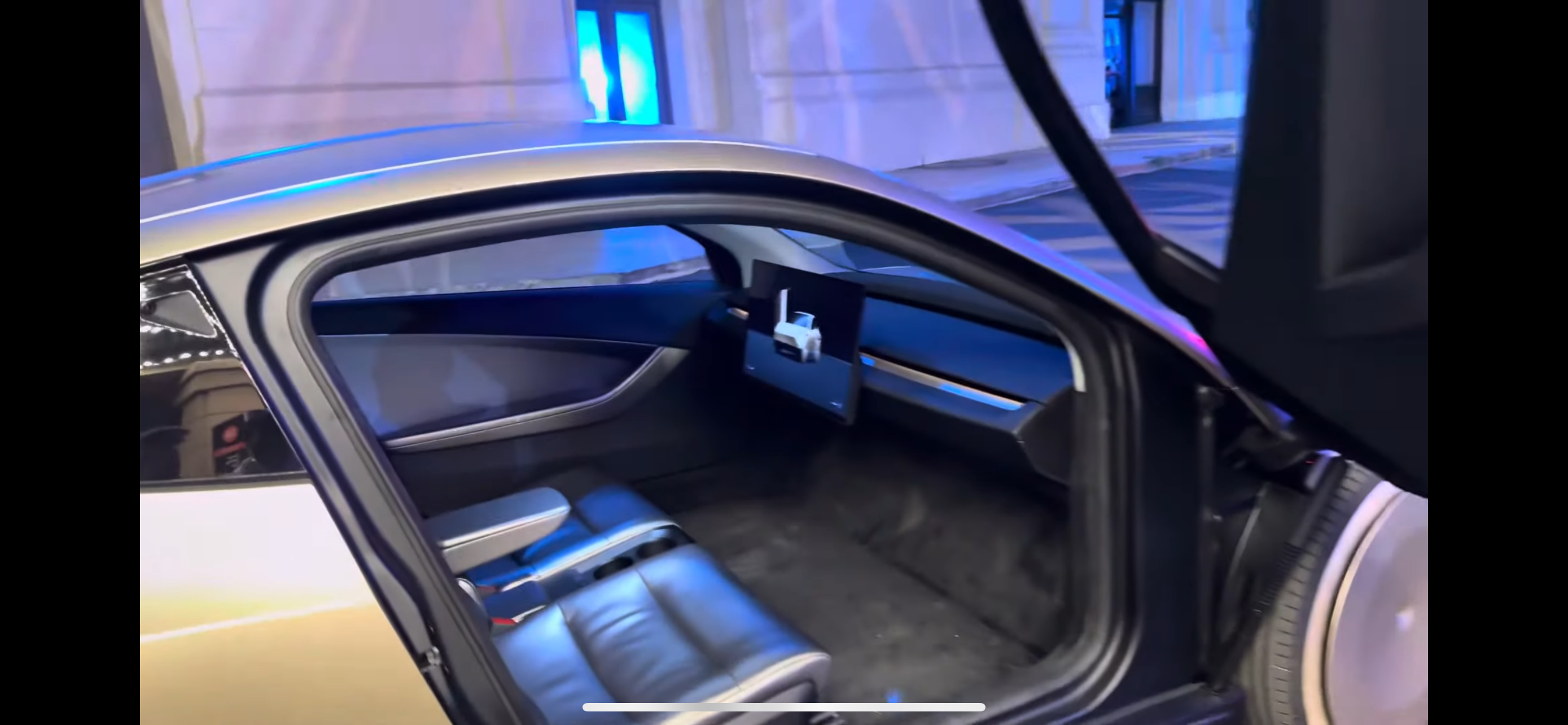 Ілон Маск презентував роботаксі Tesla: як виглядає зовні і всередині (відео)