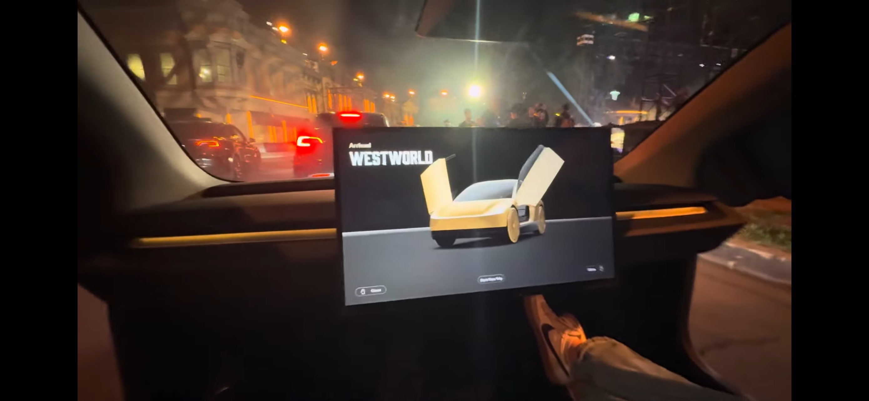 Ілон Маск презентував роботаксі Tesla: як виглядає зовні і всередині (відео)