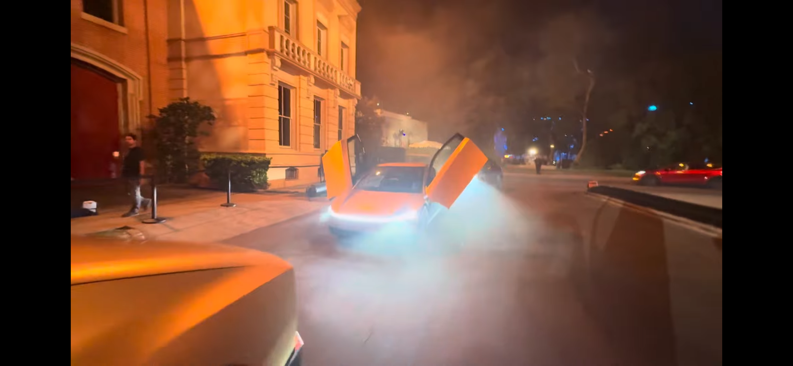 Ілон Маск презентував роботаксі Tesla: як виглядає зовні і всередині (відео)