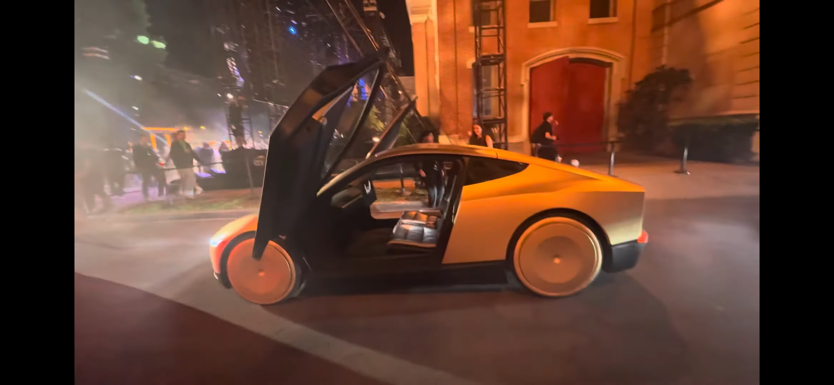 Ілон Маск презентував роботаксі Tesla: як виглядає зовні і всередині (відео)