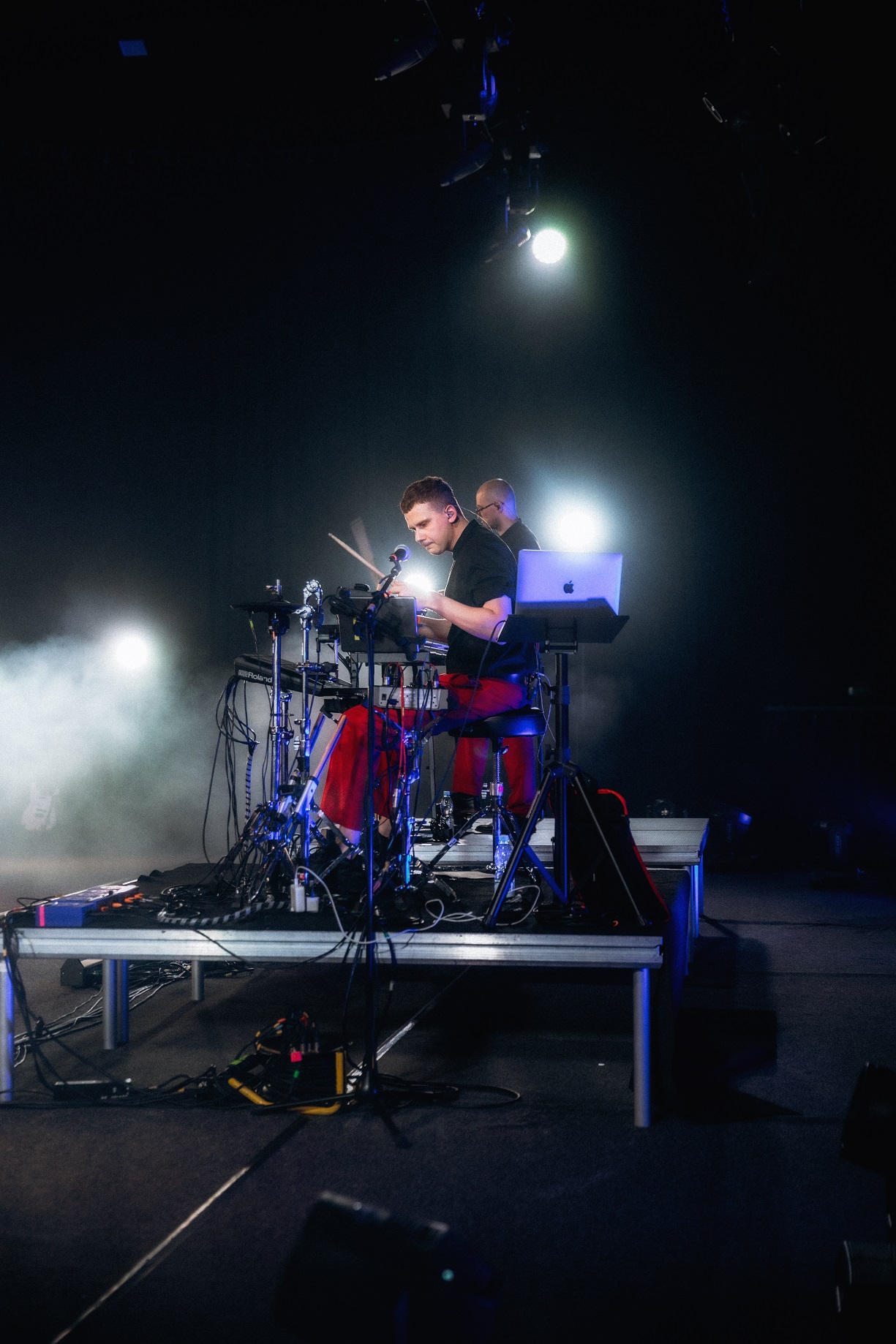 Українських музикантів закидали білизною на концерті в Києві (фото)