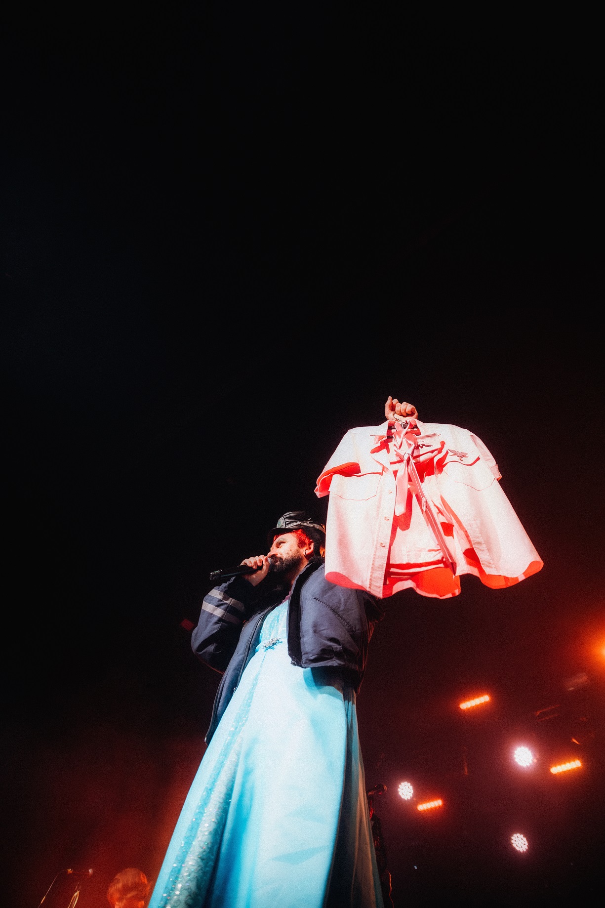 Украинских музыкантов забросали бельем на концерте в Киеве (фото)