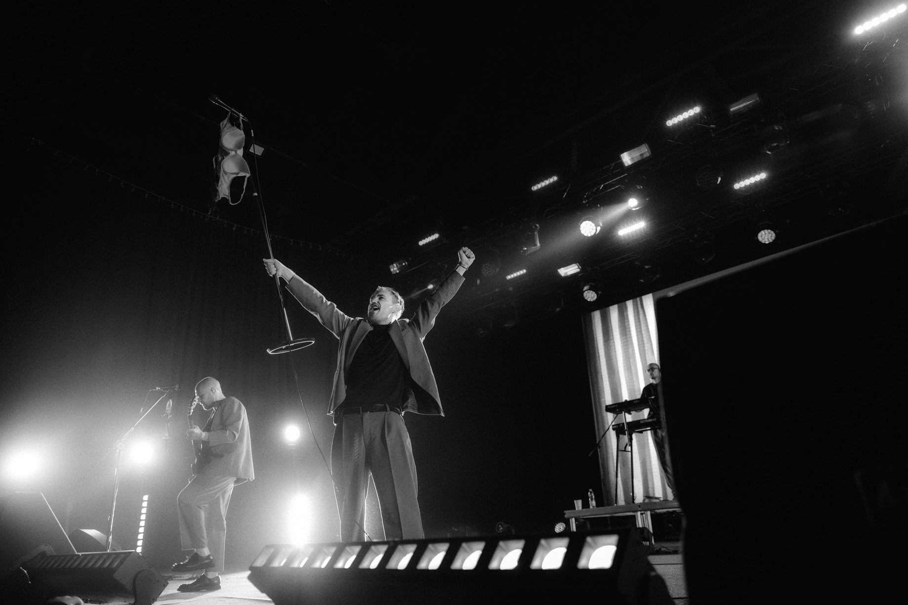 Українських музикантів закидали білизною на концерті в Києві (фото)