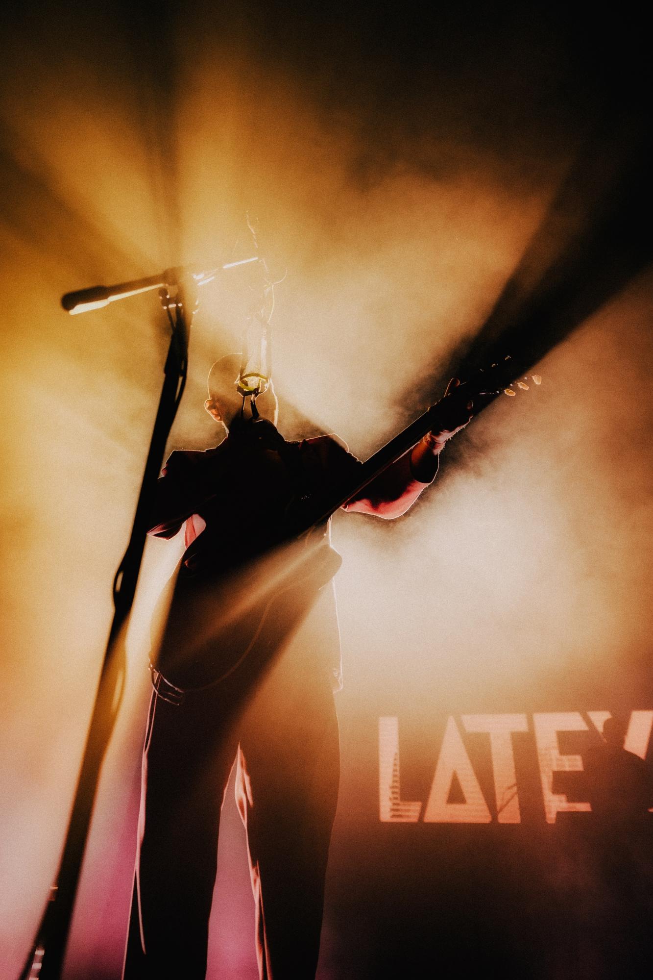 Українських музикантів закидали білизною на концерті в Києві (фото)