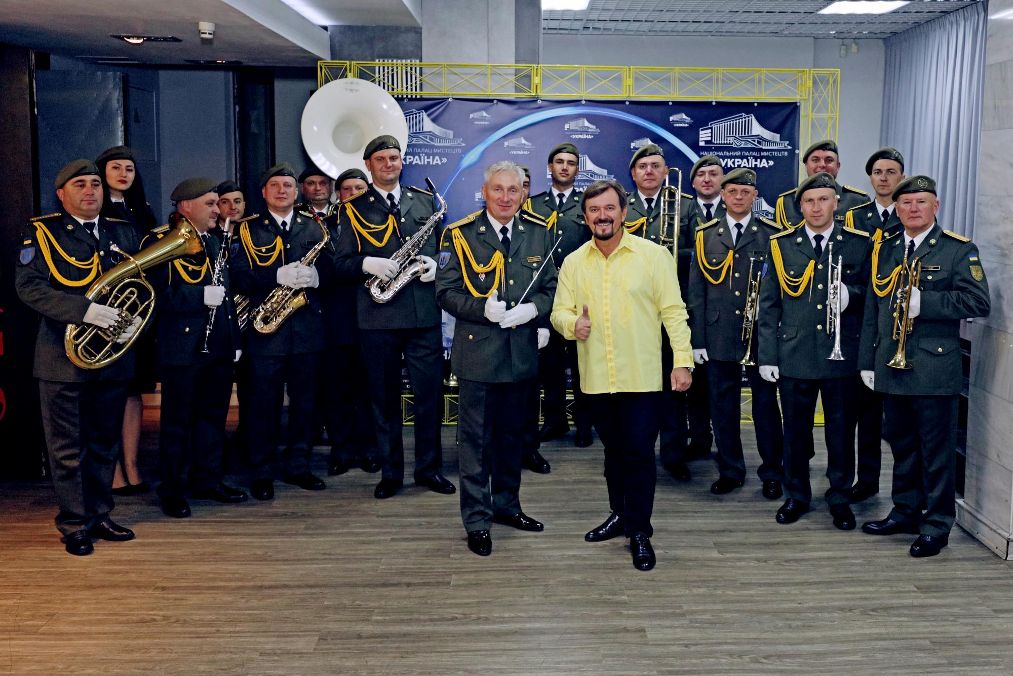 Одруженій співачці зробили пропозицію прямо посеред концерту: яскраві фото