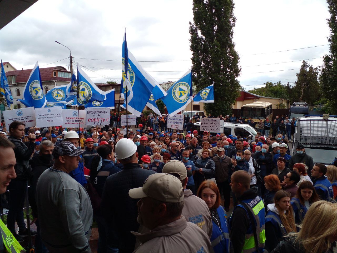 В Николаеве тысячи рабочих вышли на митинг из-за угрозы закрытия НГЗ