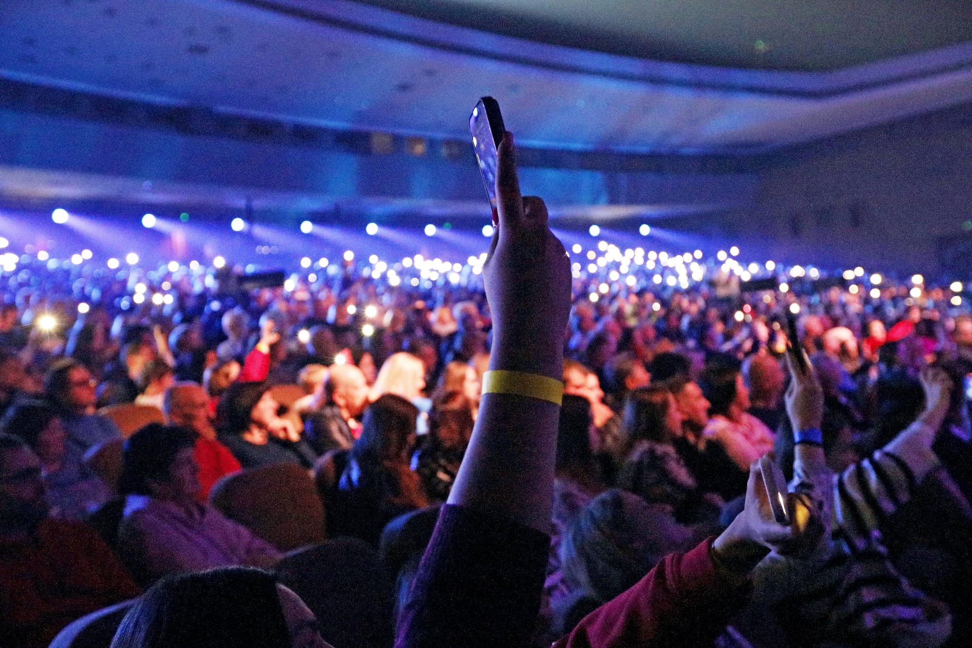 Одруженій співачці зробили пропозицію прямо посеред концерту: яскраві фото