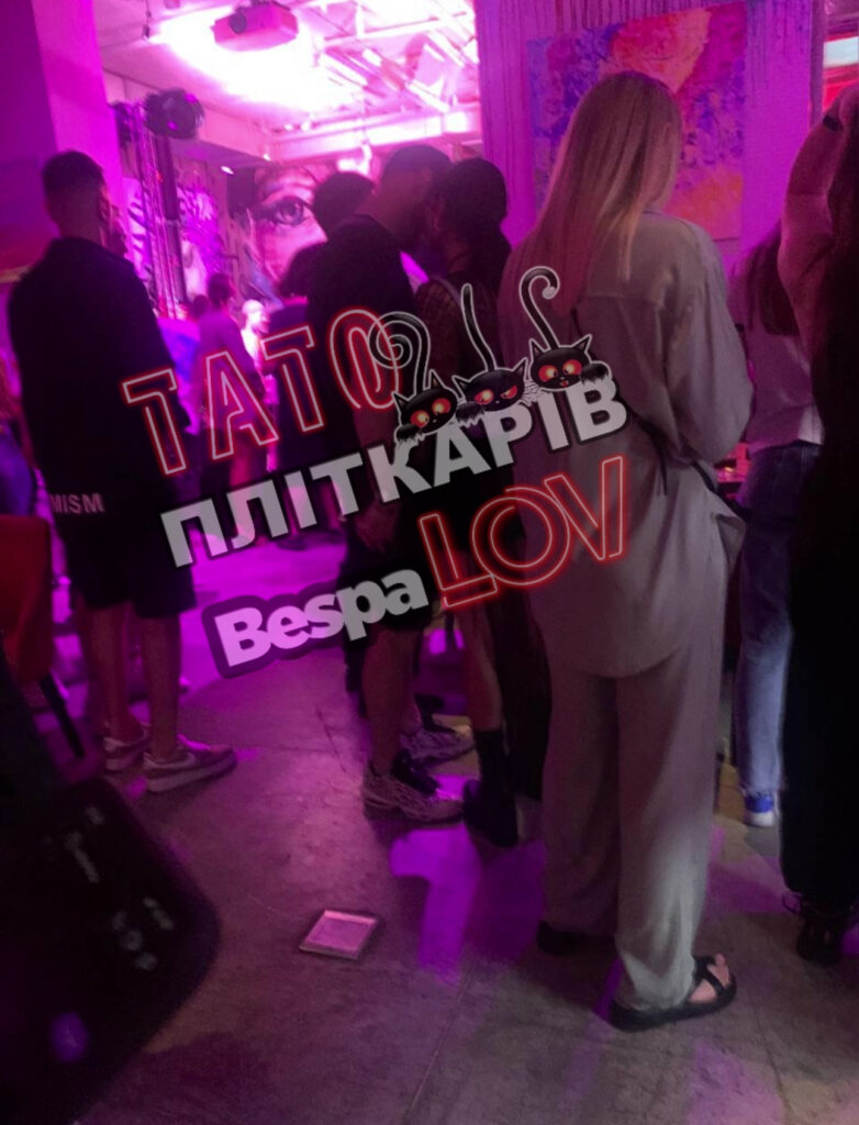 Заможній і значно старший за неї: блогер "злив" інформацію про бойфренда Мішель Андраде і фото пари