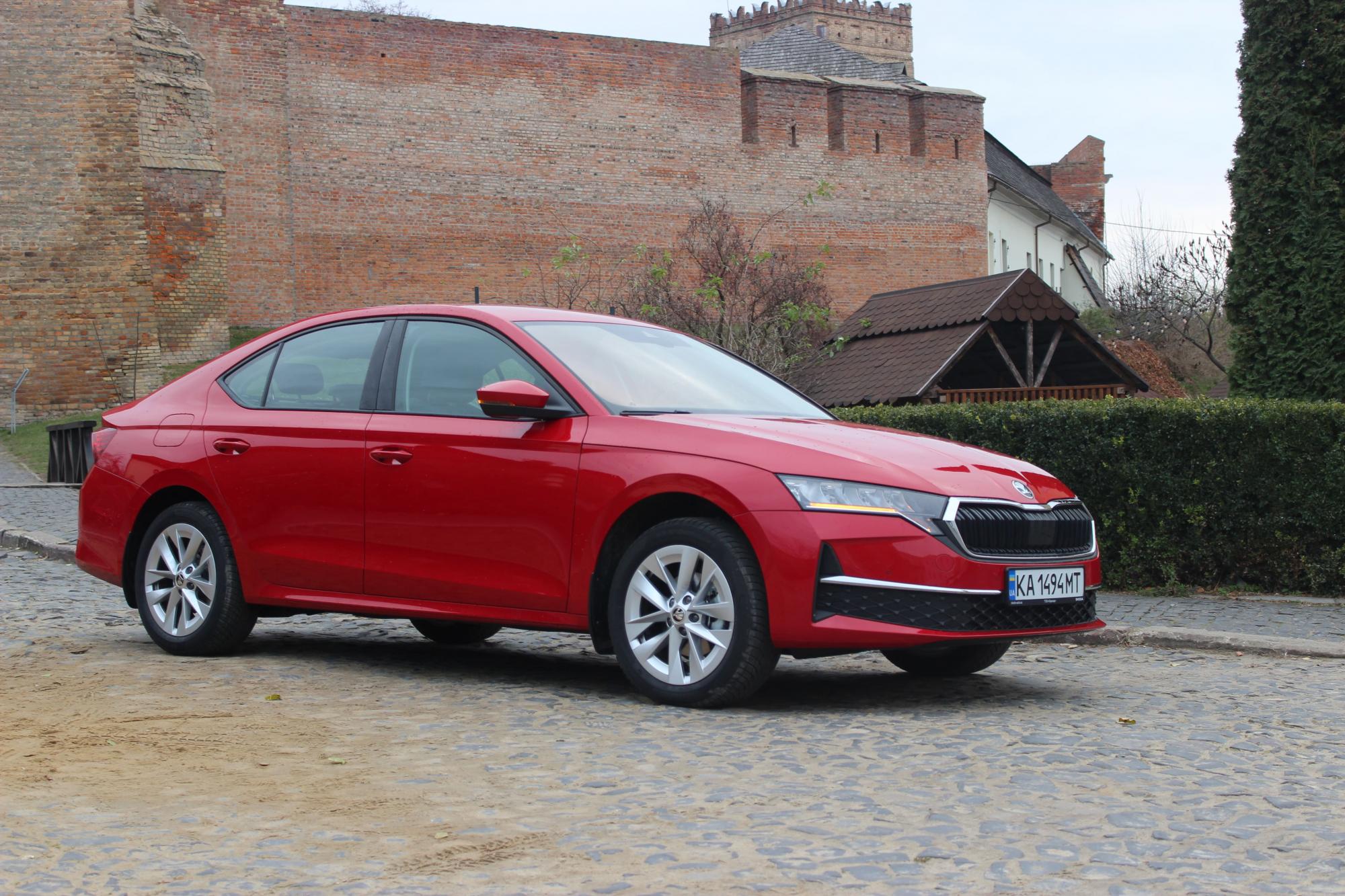 Тест-драйв гібридної Skoda Octavia: переваги та недоліки оновленого ліфтбека